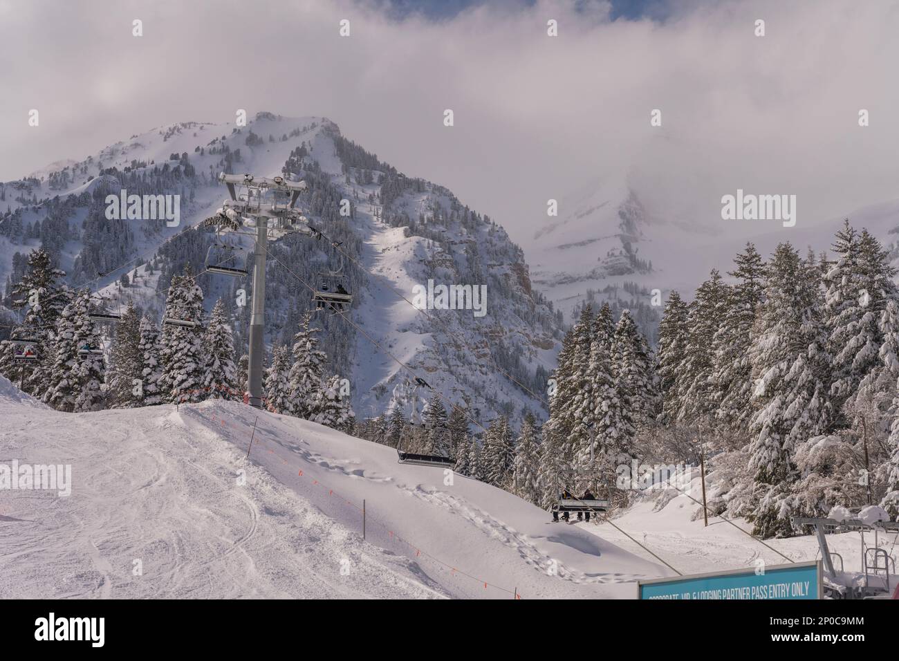 Blick auf die Skipisten und den Skilift im Sundance Resort, auch bekannt als Sundance Mountain Resort, das ein Skigebiet ist, das 13 Meilen (21 km) nördlich liegt Stockfoto