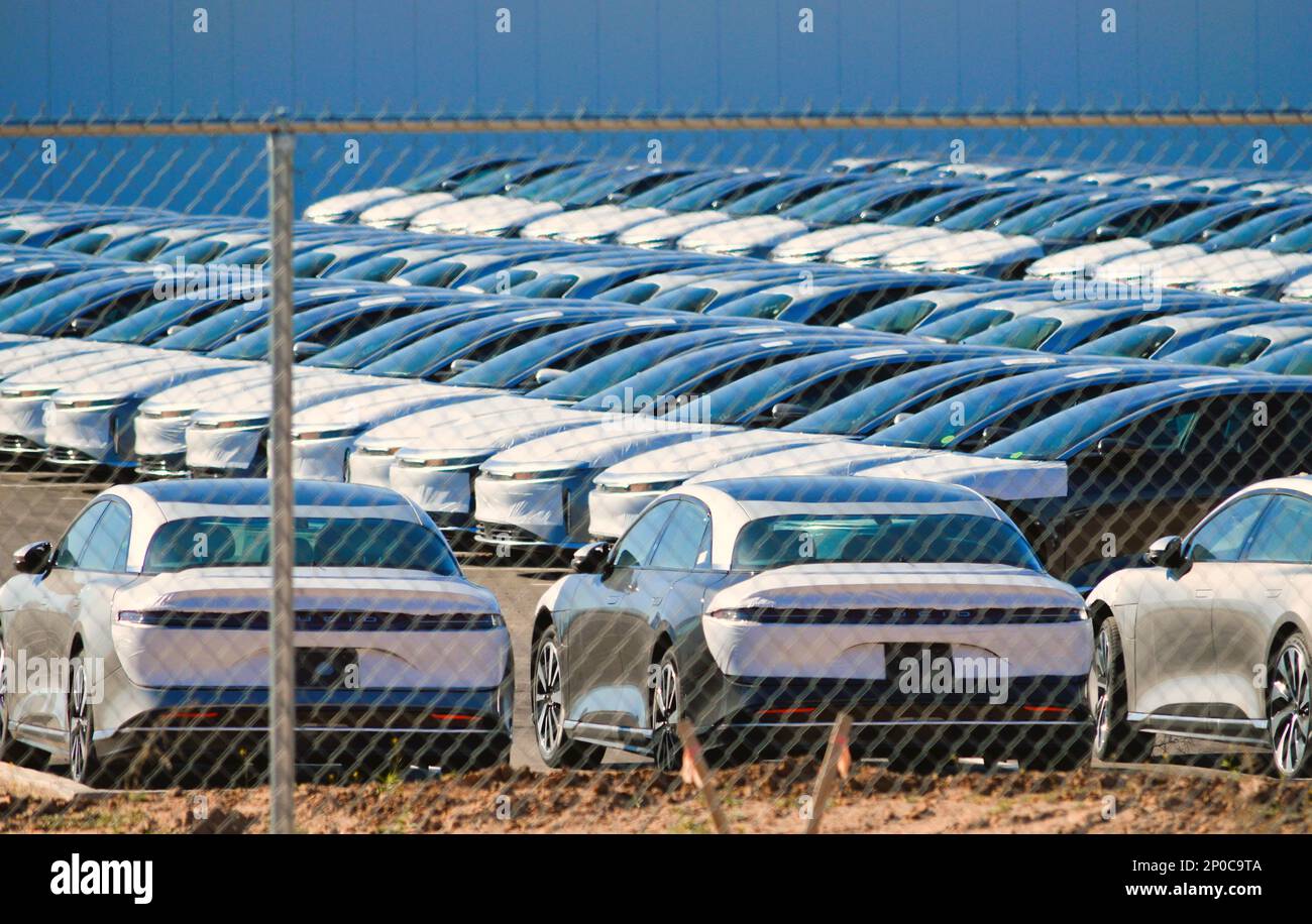 März 01 2023 - Casa Grande, Arizona: Elektroautos außerhalb des Produktionswerks für Elektrofahrzeuge von Lucid Motors. Stockfoto