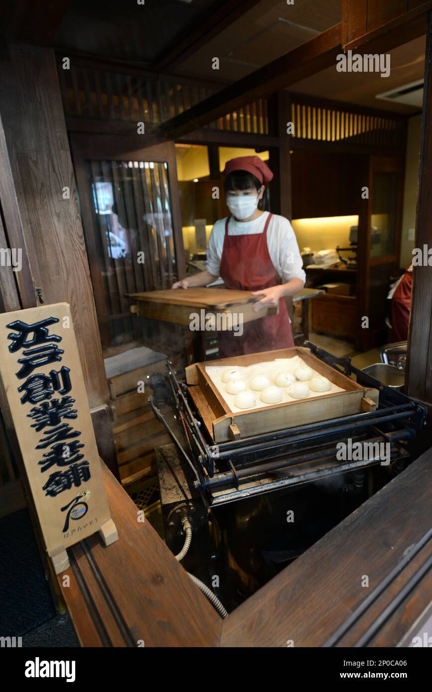 Ein traditioneller japanischer Brötchendampfer in einem kleinen Stockfoto