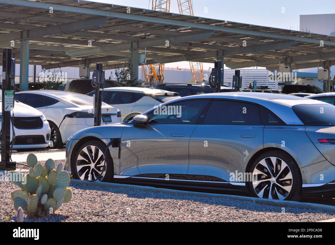 März 01 2023 - Casa Grande, Arizona: Elektroautos außerhalb des Produktionswerks für Elektrofahrzeuge von Lucid Motors. Stockfoto