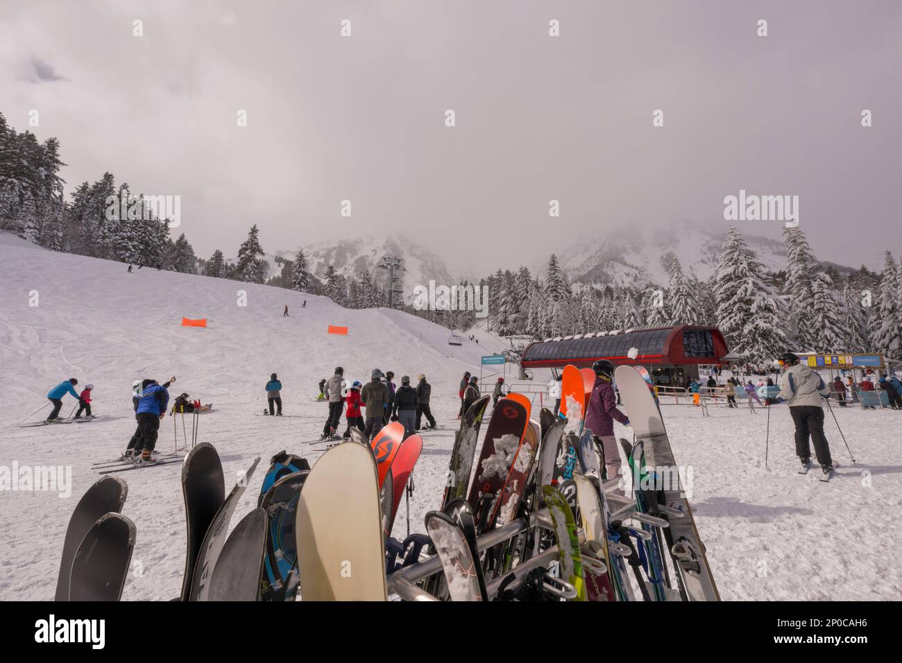 Blick auf die Skipisten und den Skilift im Sundance Resort, auch bekannt als Sundance Mountain Resort, das ein Skigebiet ist, das 13 Meilen (21 km) nördlich liegt Stockfoto