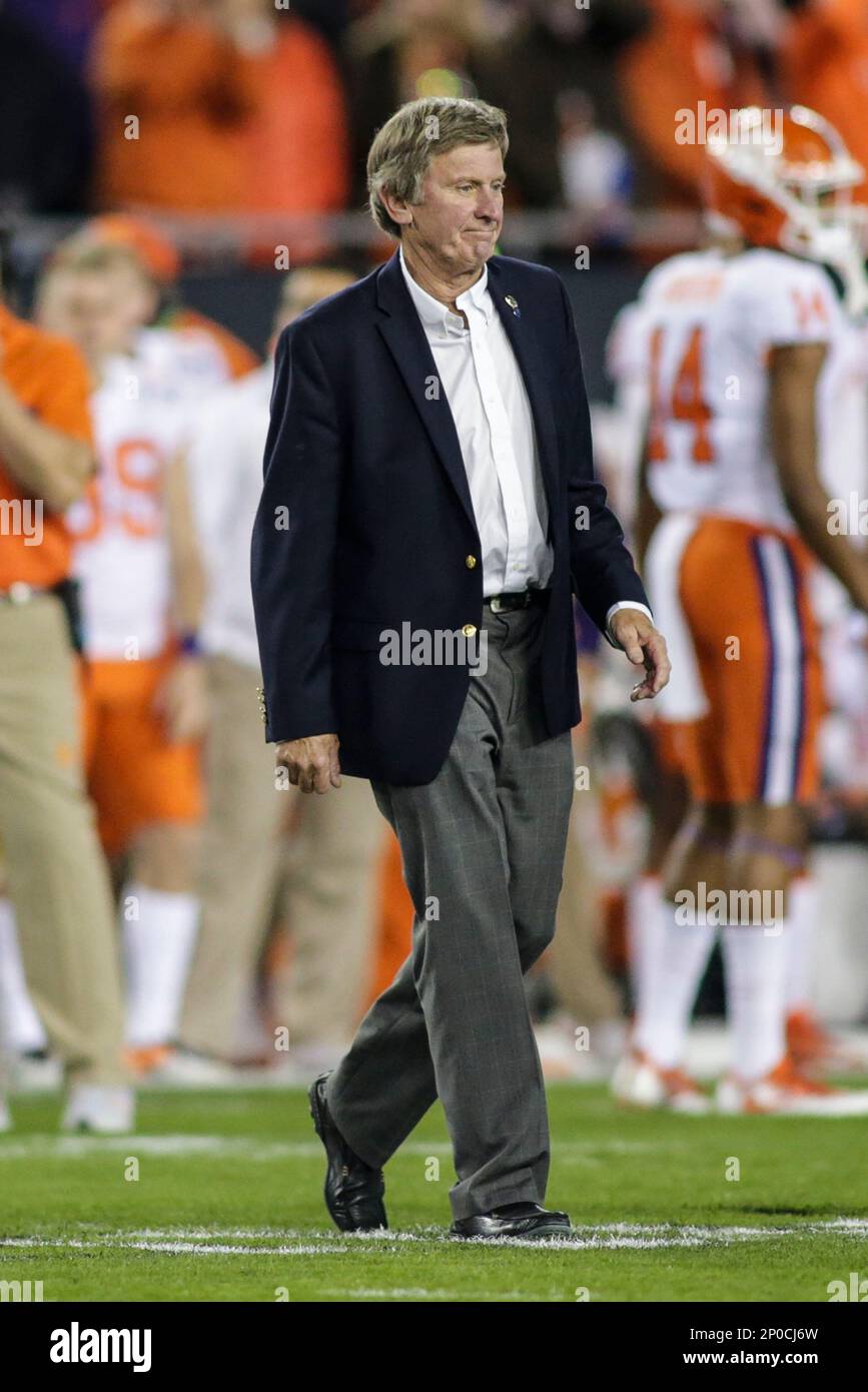 TAMPA, FL - JANUARY 09: Former coach Steve Spurrier walks out on the field during the College Football Playoff National Championship game between the Alabama Crimson Tide and the Clemson Tigers on January 9, 2017, at Raymond James Stadium in Tampa, FL. Clemson won the game 35-31. (Photo by David Rosenblum/Icon Sportswire) (Icon Sportswire via AP Images) Stockfoto