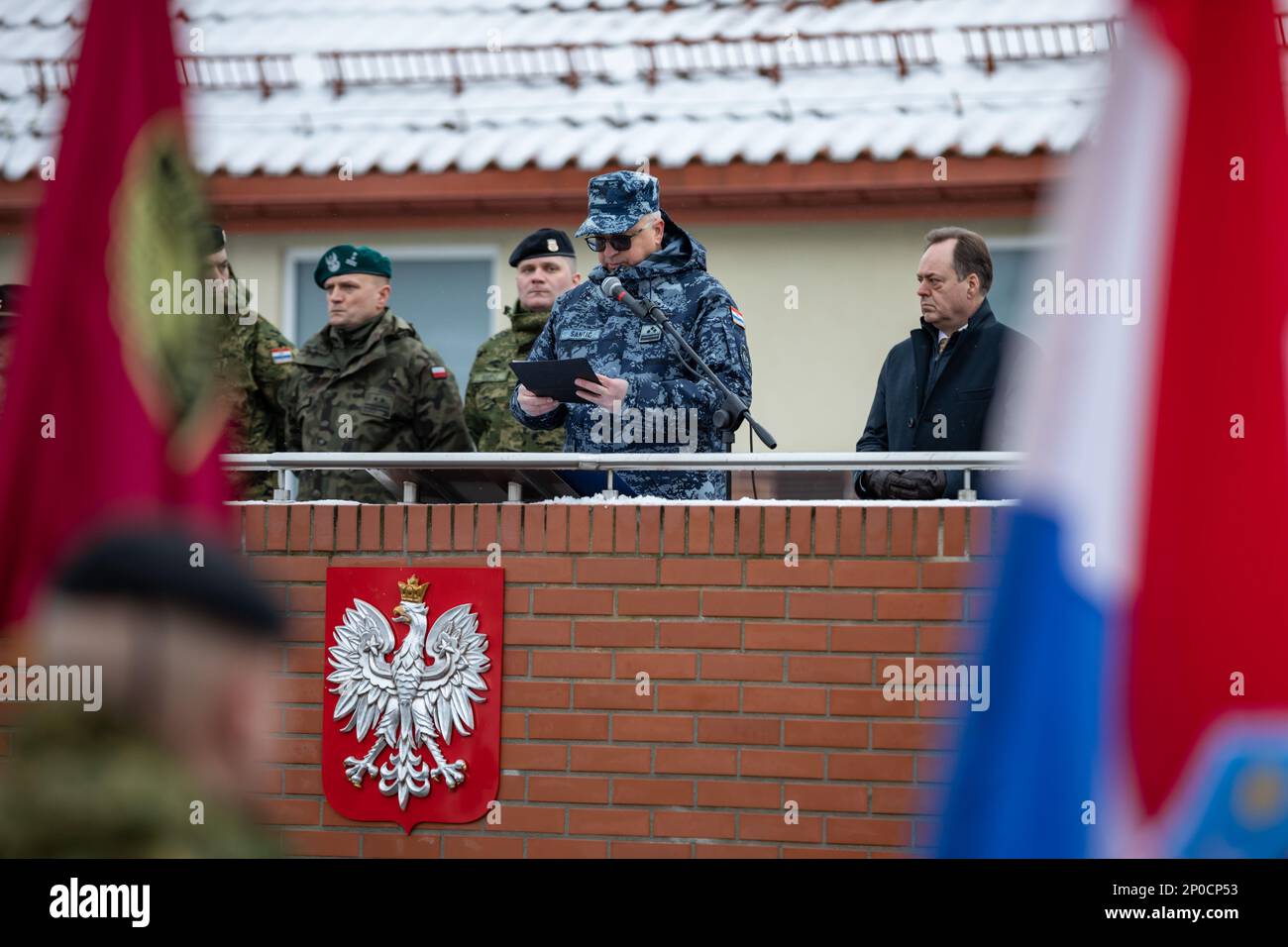 Kroatischer Marinekapitän Joško Šantić, der kroatische Verteidigungsattaché, spricht während der Übergabe zu den kroatischen Soldaten, übernimmt die Zeremonie in Bemowo Piskie, Polen, 24. Januar 2023. Die kroatische Armee arbeitet stolz zusammen mit der 1. Infanterie-Division, NATO-Verbündeten und regionalen Sicherheitspartnern an der Bereitstellung kämpfungsglaubwürdiger Kräfte für das V-Corps unter Amerikas vorwärtsgerichtetem Korps in Europa. Stockfoto