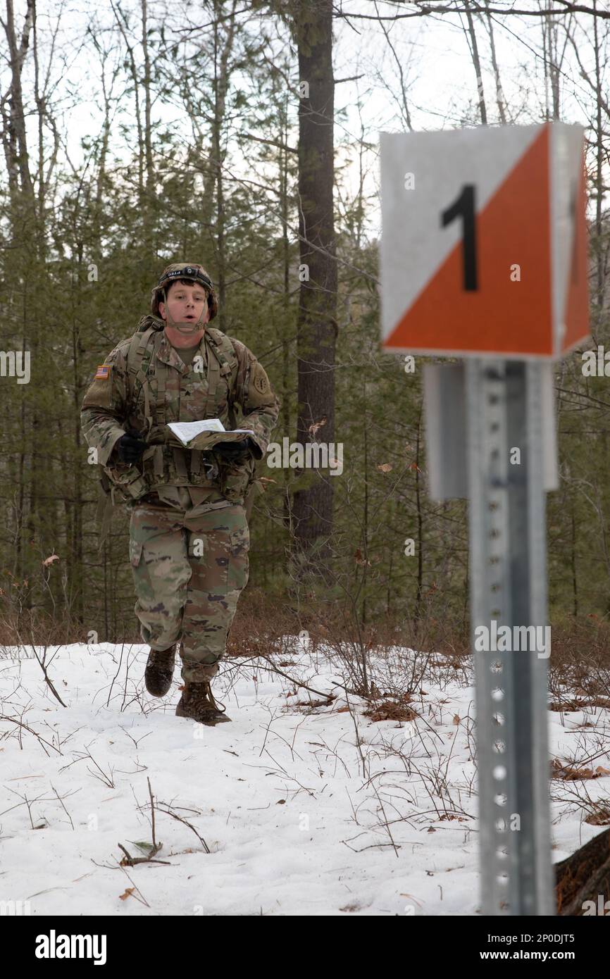 20230211-Z-AH488-1165 Sgt. Andrew Paradis, 210. Engineer Company, 54. Truppenkommando, New Hampshire Army National Guard, schnappt einen Atem, nachdem er einen steilen Hügel auf dem Weg zu seinem Punkt während des Landschifffahrtsabschnitts der New Hampshire National Guard Best Warrior Competition, Februar 11, Im Edward Cross Trainingskomplex in Pembroke, N.H. „Es fühlt sich gut an, jetzt, da ich an der Spitze stehe“, sagte Paradis. Die Teilnehmer hatten 90 Minuten Zeit, um auf dem schneebedeckten, bewaldeten Golfplatz inmitten verschlungener Schluchten fünf Punkte zu finden. Das war das erste Mal, dass Paradis einen Kurs navigierte, der es nicht war Stockfoto