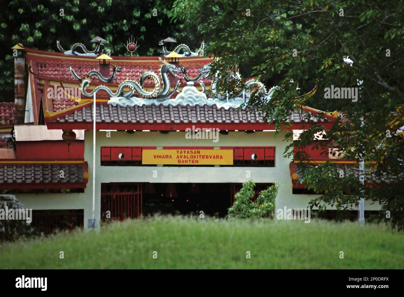 Avalokiteshvara Vihara, einer der ältesten chinesischen Tempel in Indonesien, befindet sich in einer Gegend namens Banten Lama (Altes Banten) in Serang, Banten, Indonesien, auf diesem Foto, das 2004 aufgenommen wurde. Ein Team von Wissenschaftlern unter Leitung von Sunday Oladipo Oladeji schrieb in ihrem Forschungsartikel, der am 28. Oktober 2022 im Sage Journal veröffentlicht wurde, dass "die Nachhaltigkeit des kulturellen Erbes eng mit der effektiven Beteiligung lokaler Gemeinschaften an der Erhaltung und Bewirtschaftung dieser Ressourcen verbunden ist". Stockfoto