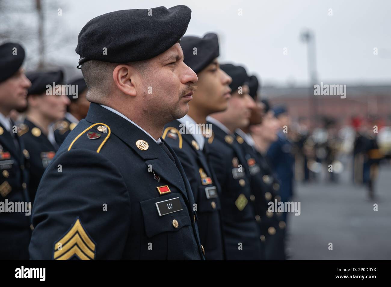 USA Army Sgt. Luis Lu, ein Kampfarzt, der dem 118. Multifunktionalen medizinischen Bataillon der Connecticut Army National Guard zugeteilt wurde, steht vor dem Gouverneur William A. O'Neill Armory, Hartford, Connecticut, 4. Januar 2023. Der 118. ist eine historische Einheit von Connecticut, deren Service bis ins frühen 20. Jahrhundert zurückreicht und die Teilnahme am 1. Und 2. Weltkrieg umfasst. Derzeit bietet die Einheit administrative Unterstützung, logistische Unterstützung und technische Aufsichtskapazitäten für zugeteilte und verbundene medizinische Organisationen, die aufgabenorganisiert sind, um entsandte Truppen zu unterstützen, um die Lieferung von campa zu verbessern Stockfoto