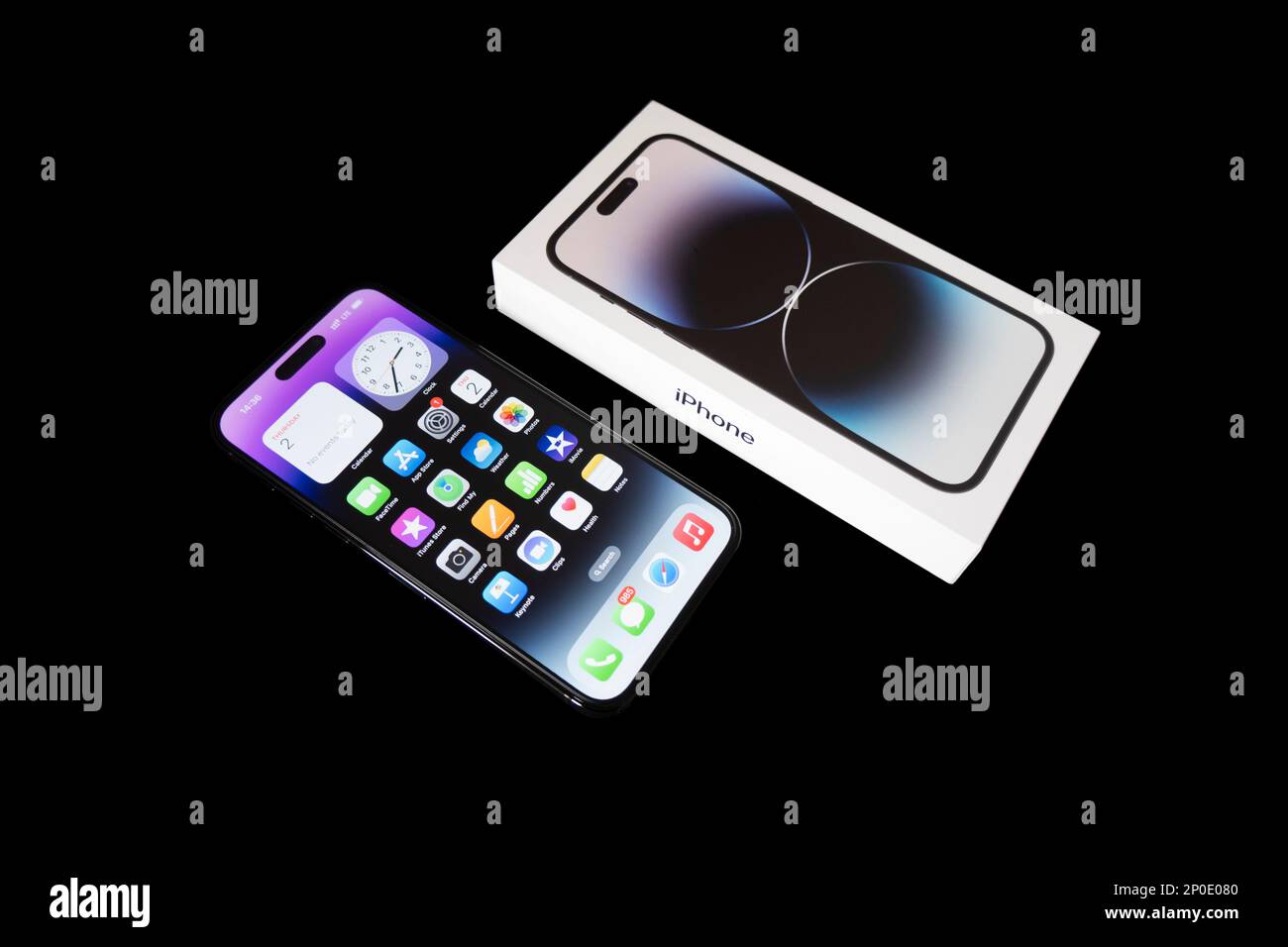 Eriwan, Armenien, 2. März 2023: IPhone und Paket Apple iPhone 14 Pro max steht auf schwarzem Tisch. Dynamische Inselfunktion Stockfoto