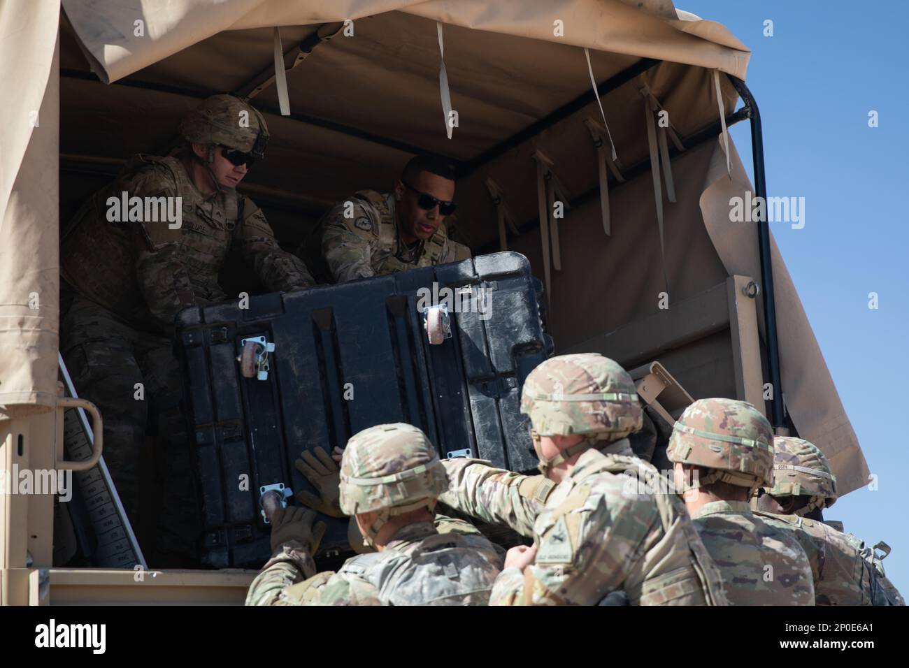 1. Soldaten der Panzerdivision arbeiten zusammen, um die Ausrüstung für eine Bewegung auf LKWs zu laden, während der 1AD Command Post Exercise III, Fort Bliss, 9. Februar 2023. Durch die Zusammenarbeit werden die Soldaten beim Packen effizienter sein, um auf den neuen Einsatzort zu ziehen. Während der CPX III springen die verschiedenen Knoten, die Kommandozentrale der Division Artillerie, die Kommandozentrale der Division und die Hauptkommandozentrale der Division an verschiedene Orte, um zu üben, sich schnell und effizient in verschiedenen Umgebungen zu bewegen. Stockfoto