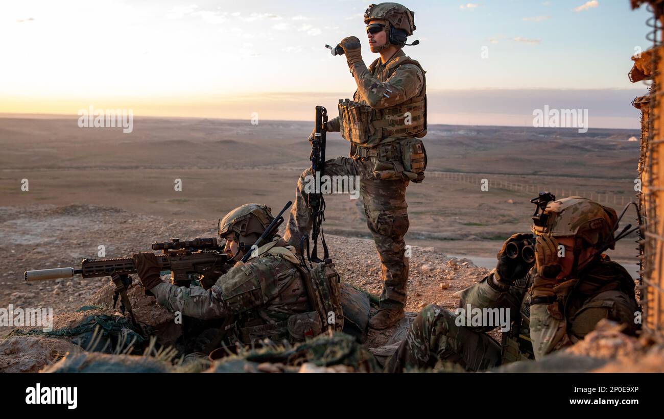 USA Soldaten der Alpha-Kompanie, 1. Bataillon, 125. Infanterie-Regiment, 37. Infanterie-Brigaden-Kampfteam, Task Force Reaper, kombinierte Joint Task Force - Operation inhärent Resolve, an einem Beobachtungsposten, Luftwaffenstützpunkt Al Asad, 3. Januar 2023. Die Aufteilung der operativen Verantwortung mit den Partnertruppen vervielfacht die Effektivität beider Truppen und stellt darüber hinaus die dauerhafte Niederlage des ISIS sicher. Stockfoto