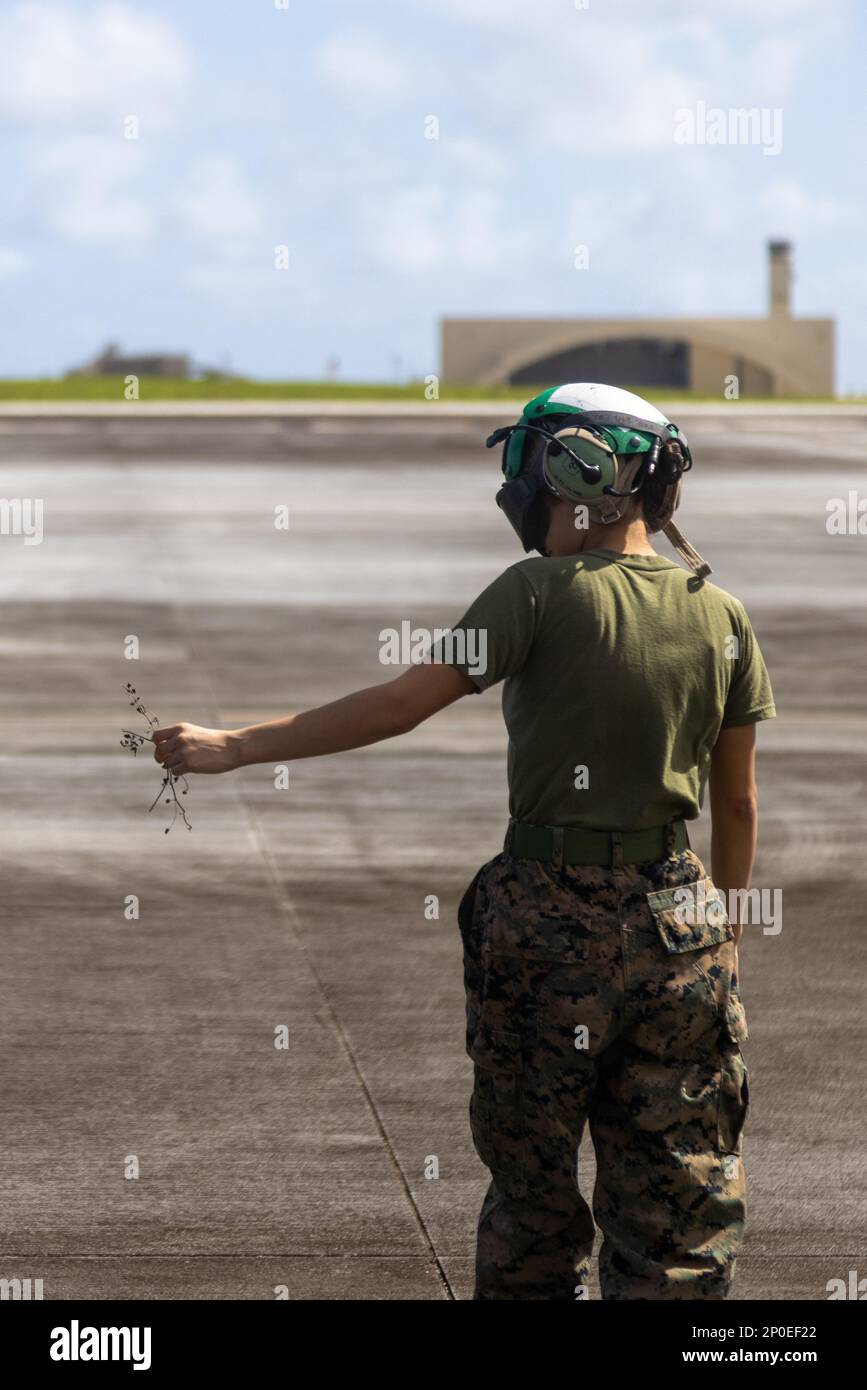 USA Marine Corps CPL. Emily Galvan, eine Techniker für Flugzeugkommunikationssysteme bei Marine Fighter Attack Squadron (VMFA) 312, sammelt Trümmer auf der Landebahn während eines FOD-Walks auf der Anderson Air Force Base, Guam, 25. Januar 2023. VMFA-312 reiste von der Marine Corps Air Station Iwakuni (Japan) zum Luftwaffenstützpunkt Andersen (Guam), um im Rahmen des Umsiedlungsprogramms für Flugübungen gemeinsame Schulungen durchzuführen und die Bereitschaft und Kampffähigkeit der Staffel zu verbessern. Stockfoto