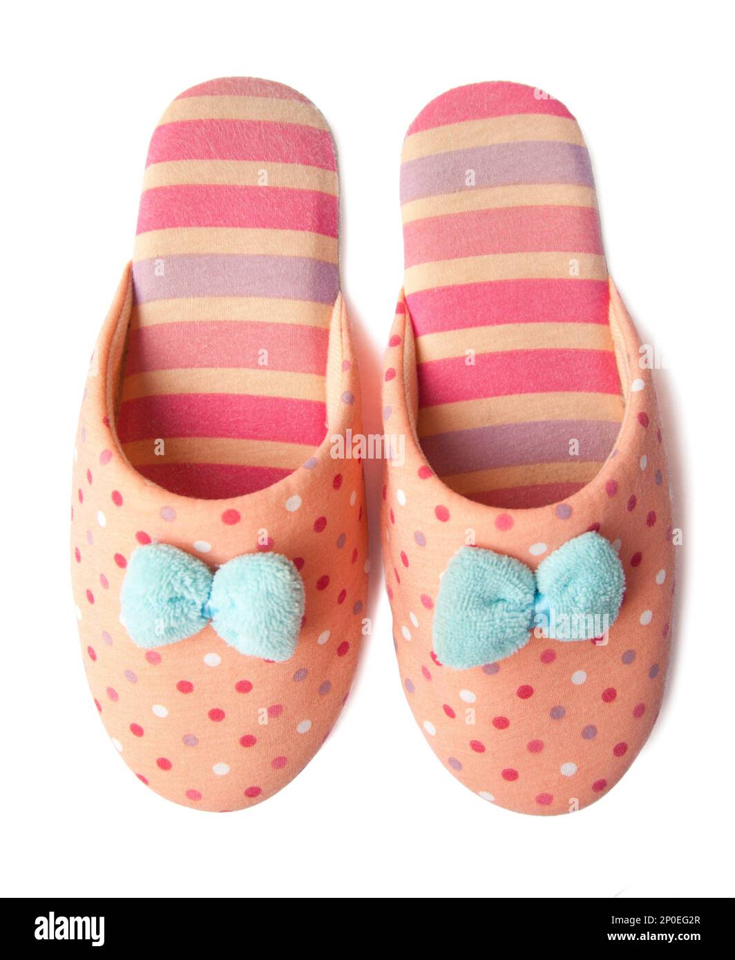 Süße, witzige, pinkfarbene, gepunktete Mädchen-Clown-Hausschuhe mit blauer Schleife isoliert Stockfoto