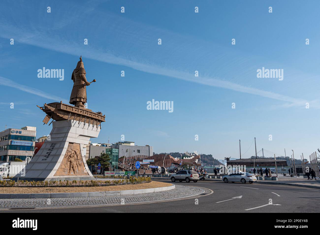 Yeosu, Südkorea - Februar 2023 : Ein Blick auf den Yi Sun-sin-Platz in Yeosu, Jeollanam-do, Südkorea, erbaut zu Ehren von Admiral Yi Sun-sin. Stockfoto