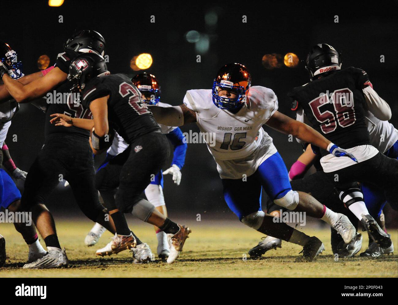 LAS VEGAS, NV - OCTOBER 21: Bishop Gorman defensive end Haskell Garrett (16) chases after Desert Oasis Diamondbacks running back Yeyro Guzman (24) in the first half of their prep football game on October 21, 2016, at Desert Oasis High School in Las Vegas, NV. Bishop Gorman defeated Desert Oasis 71-0. (Photo by Josh Holmberg/Icon Sportswire) (Icon Sportswire via AP Images) Stockfoto