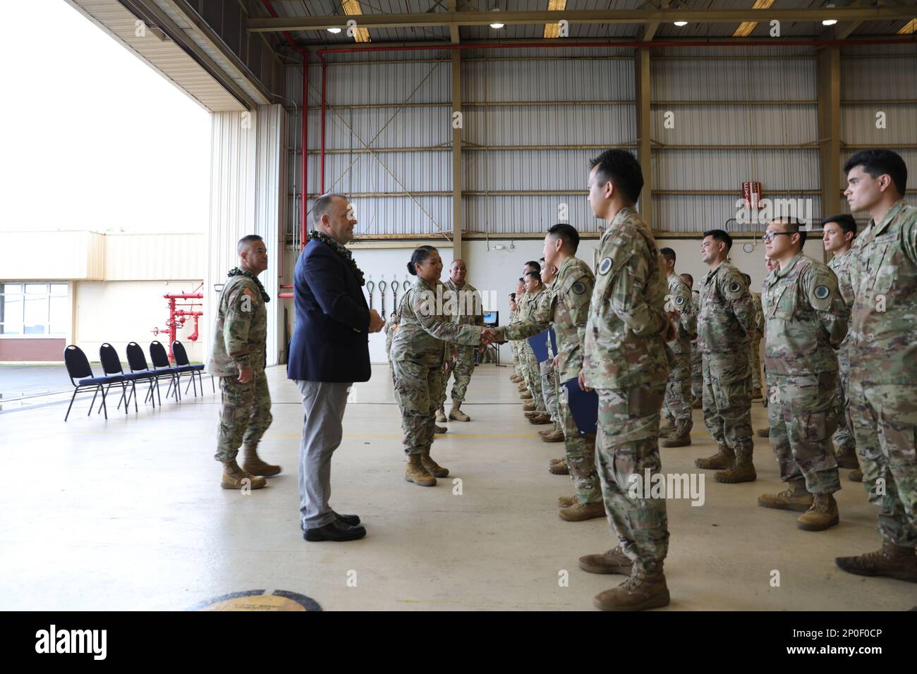 Soldaten der Hawaii Army National Guard (HIARNG) des 189. Aviation Regiment und 126. MEDEVAC erhalten besondere Anerkennung vom ehrenwerten Gouverneur Josh Green, M.D. und Major General Kenneth S. Hara, Adjutant General in Wahiawa, Hawaii, am 4. Februar 2023. Mehr als 25 Militärangehörige, darunter Flugbesatzung, zusätzliches Hilfspersonal, Flugzeugwartung, Betankungspersonal und Sanitäter, wurden für die Durchführung von mehr als 14 Flügen anerkannt, retteten 14 Leben und absolvierten insgesamt 30,1 Flugstunden, die die Zonen von Kauai, Molokai, Maui, Oahu und Big Island abdeckten. Zum ersten Mal in der Geschichte, USA Ar Stockfoto