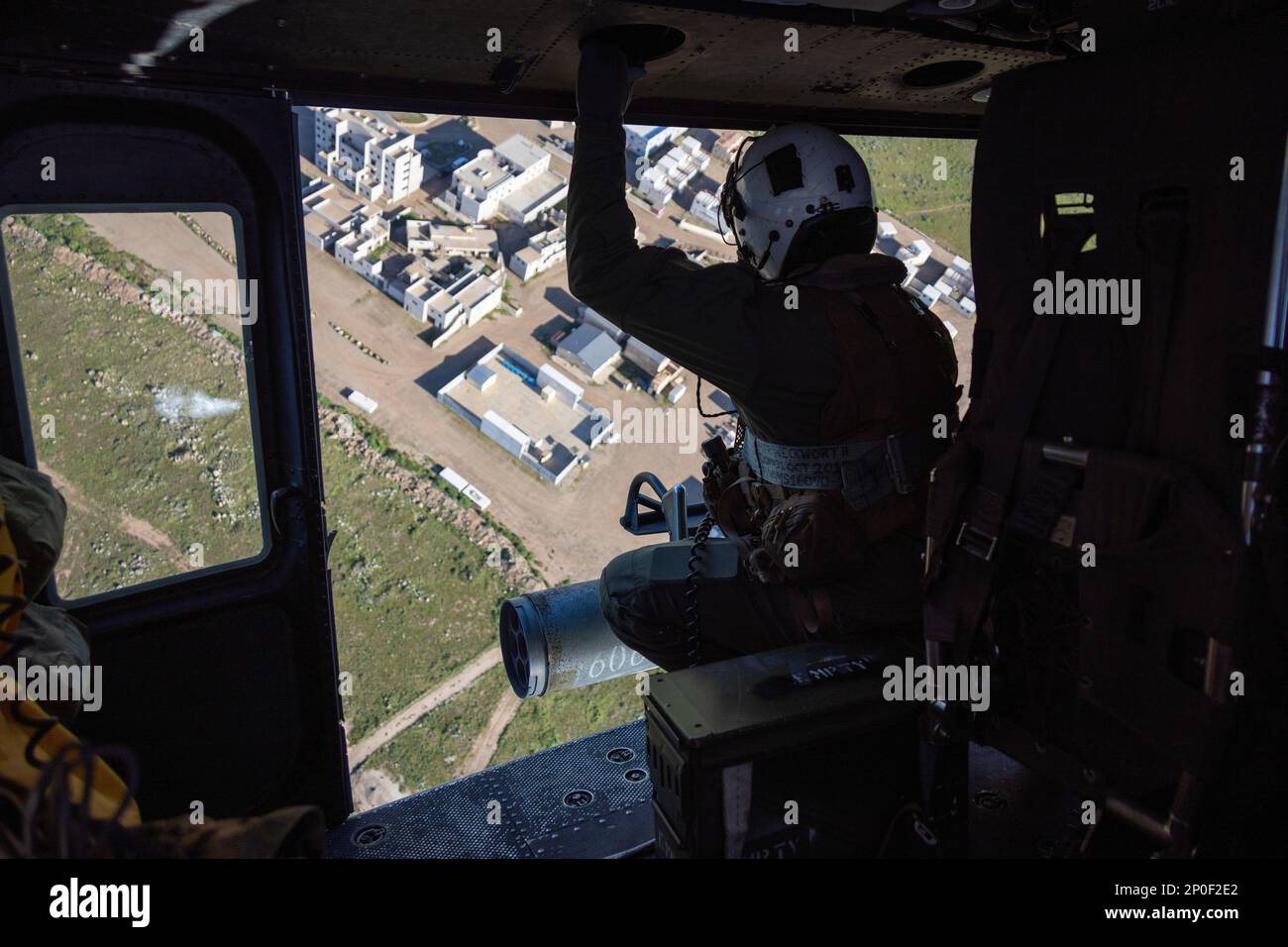 USA Marinekorps Gunnery Sgt. Joshua John Navarro, ein Luftbeobachter mit Marine Light Attack Helicopter Squadron 775, Marine Aircraft Group 41, 4. Marine Aircraft Wing, scannt das Gebiet während einer nahen Luftunterstützung auf der Marine Corps Air Station Camp Pendleton, Kalifornien, 8. Februar 2023 nach feindlichem Personal und Fahrzeugen. HMLA-775 stellt zusammen mit den anderen Geschwadern auf der Flugstation Flugunterstützung bereit, die es der I Marine Expeditionary Force, den Mietern von Camp Pendleton und den Besuchereinheiten ermöglicht, ihre Missionsfähigkeiten aufrechtzuerhalten und zu verbessern und die Kampfbereitschaft zu verbessern. Stockfoto