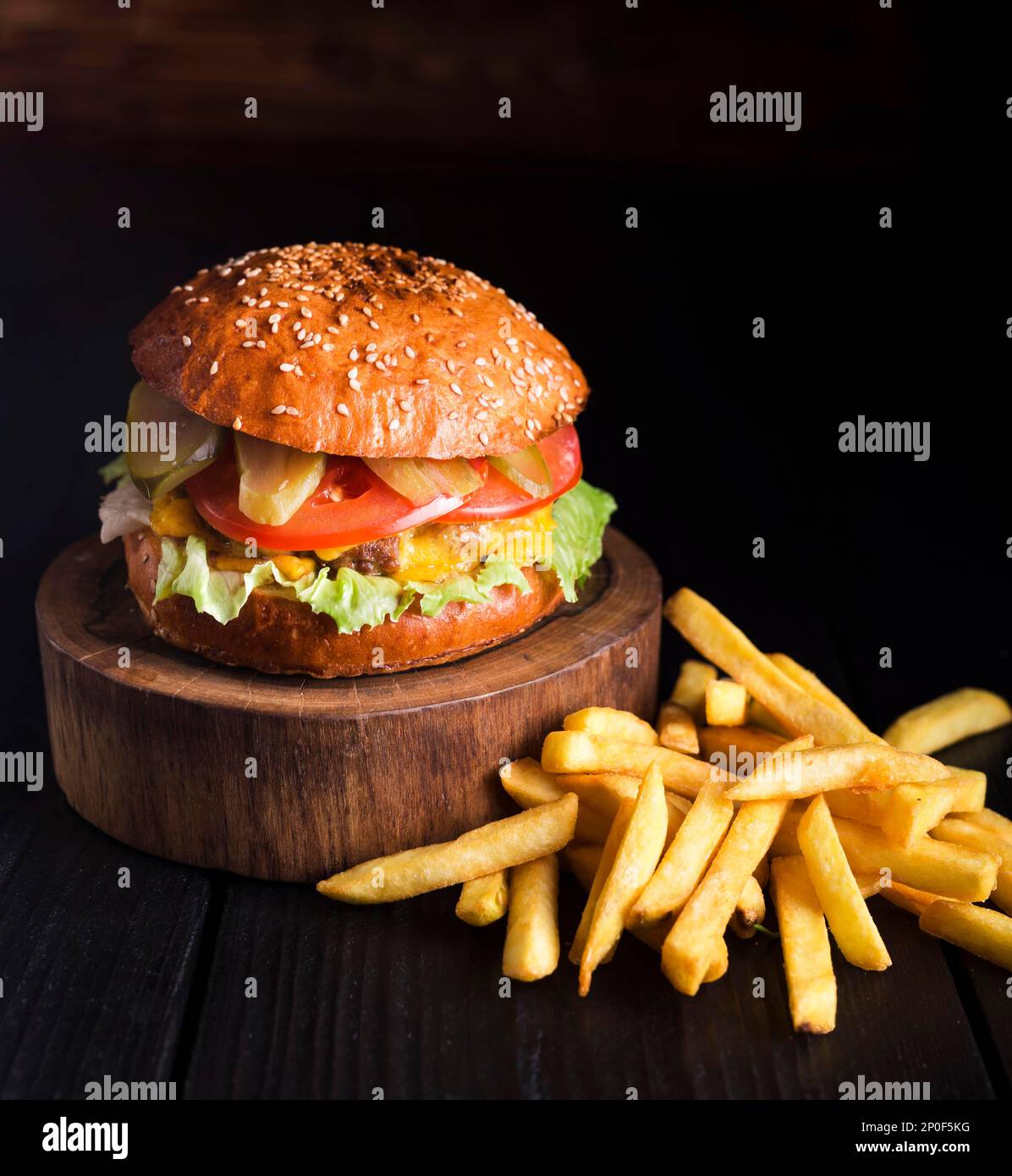 Rinderhamburger mit Pommes Frites. Hochauflösendes Foto Stockfoto