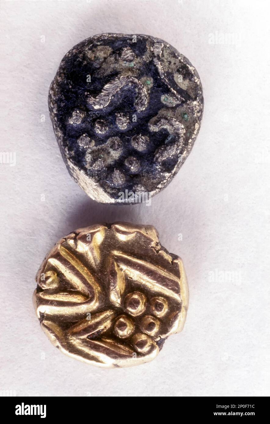 17. Century Travancore State Coin, Top Silver Anandarya Silver Chukram (Lozenge), Bottom 17. Century Cochin State Gold Coin Viraraya Fanam Stockfoto