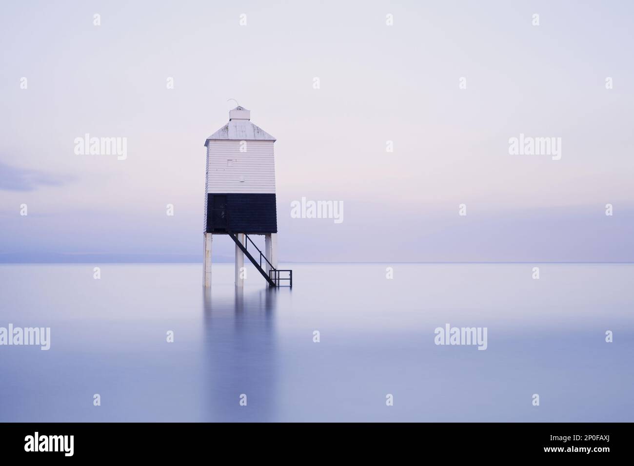 Blick auf den niedrigen Leuchtturm aus Holz am Strand bei aufsteigender Flut im Morgengrauen, während einer der höchsten Gezeiten seit einem Jahrzehnt, Low Lighthouse (Lighthouse on Stockfoto