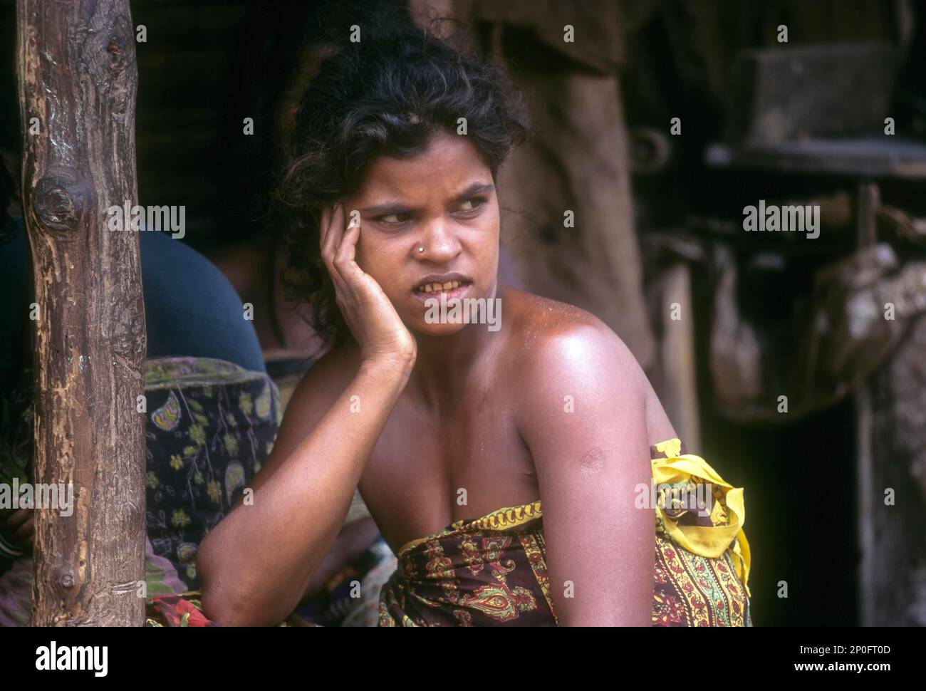 Betta Kurumba Frau sitzt vor ihrer Hütte, Stamm bei Mudumalai, Nilgiris, Tamil Nadu, Indien Stockfoto