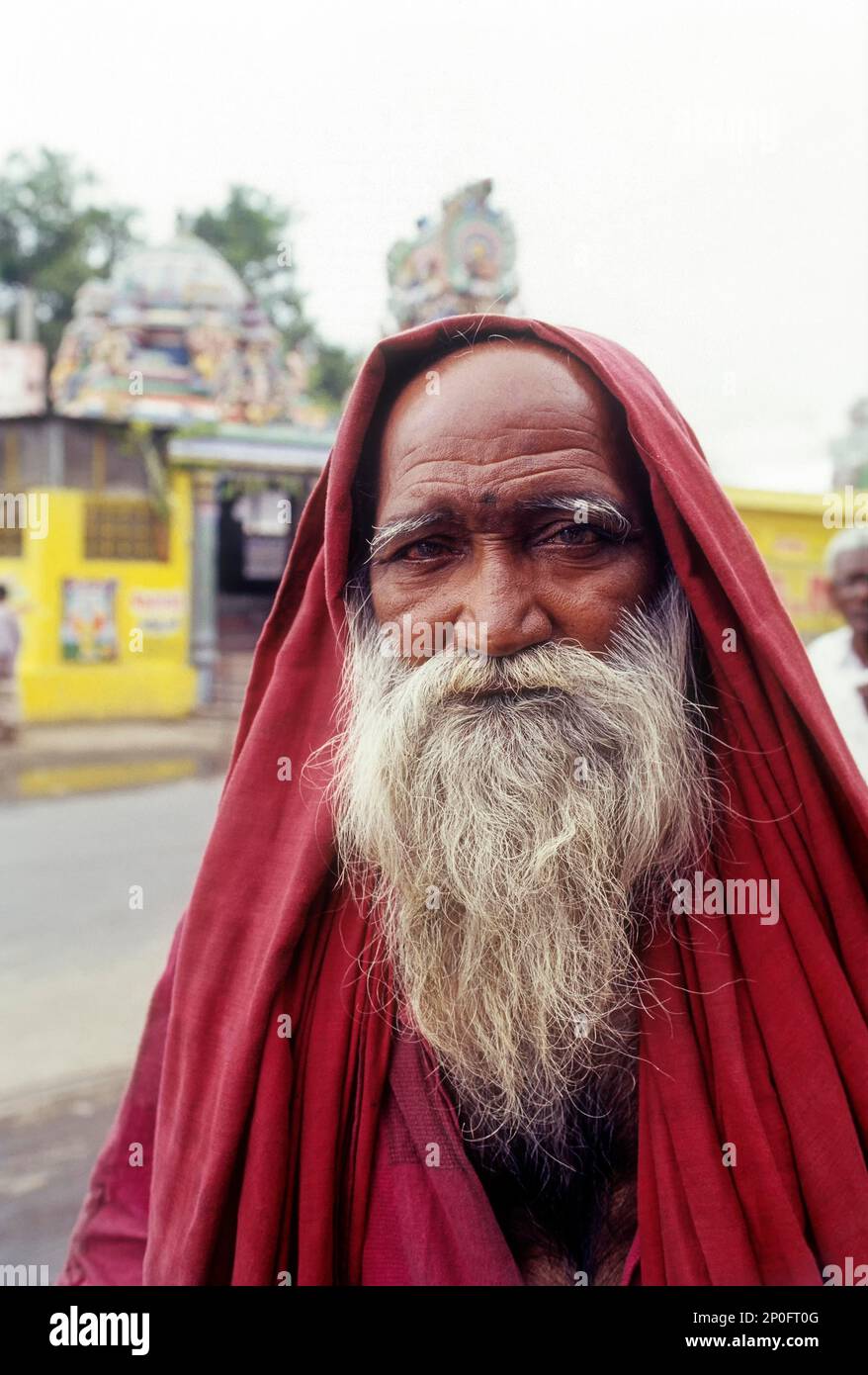 S. Narayanan, älterer Hindu-Bettler, der auf der Straße in Coimbatore, Tamil Nadu, Indien steht Stockfoto