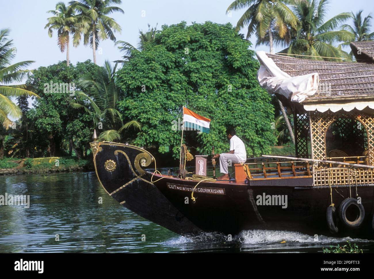 Ein Hausboot, ein Reisboot am Unabhängigkeitstag. Nebengewässer von Kerala, Indien Stockfoto