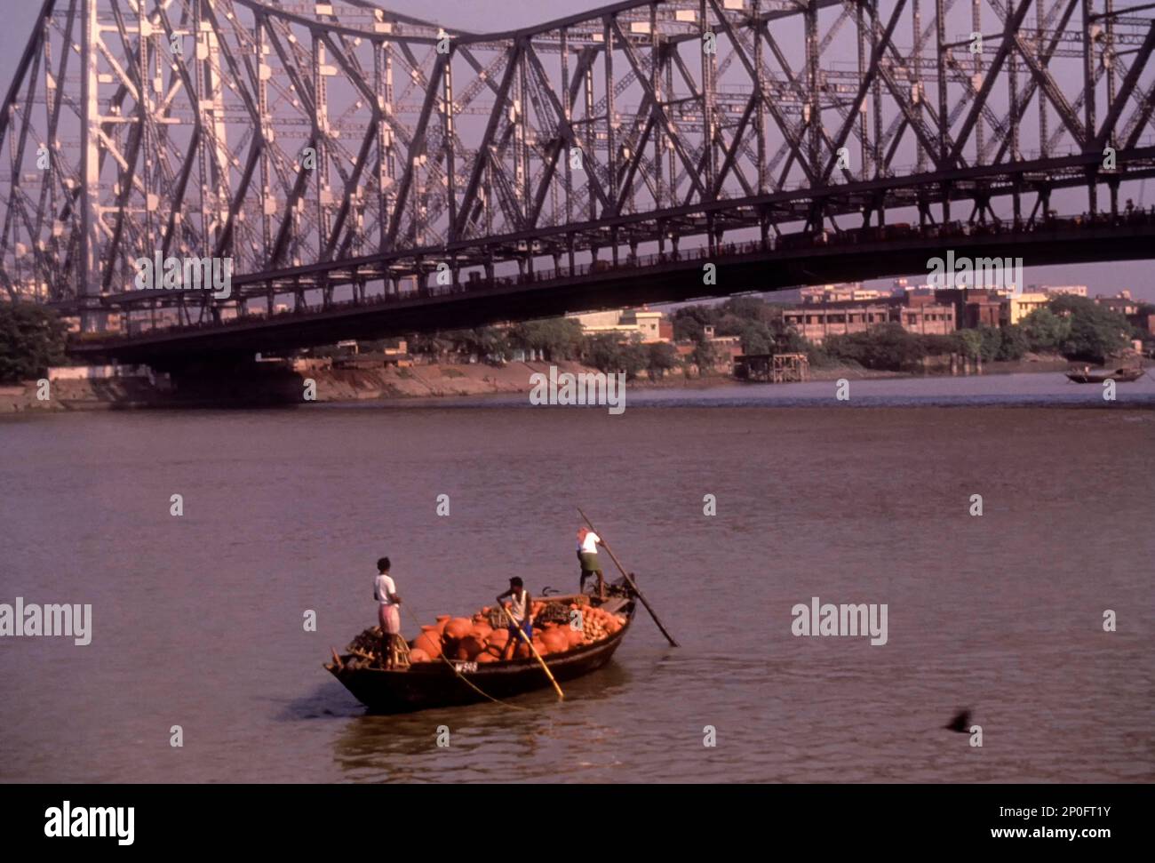 Howrah Bridge jetzt Rabindra Setu über dem Hooghly River, einer arabesken Stahlbrücke in Kalkutta, Westbengalen, Indien, der sechstlängsten Brücke und der Stockfoto