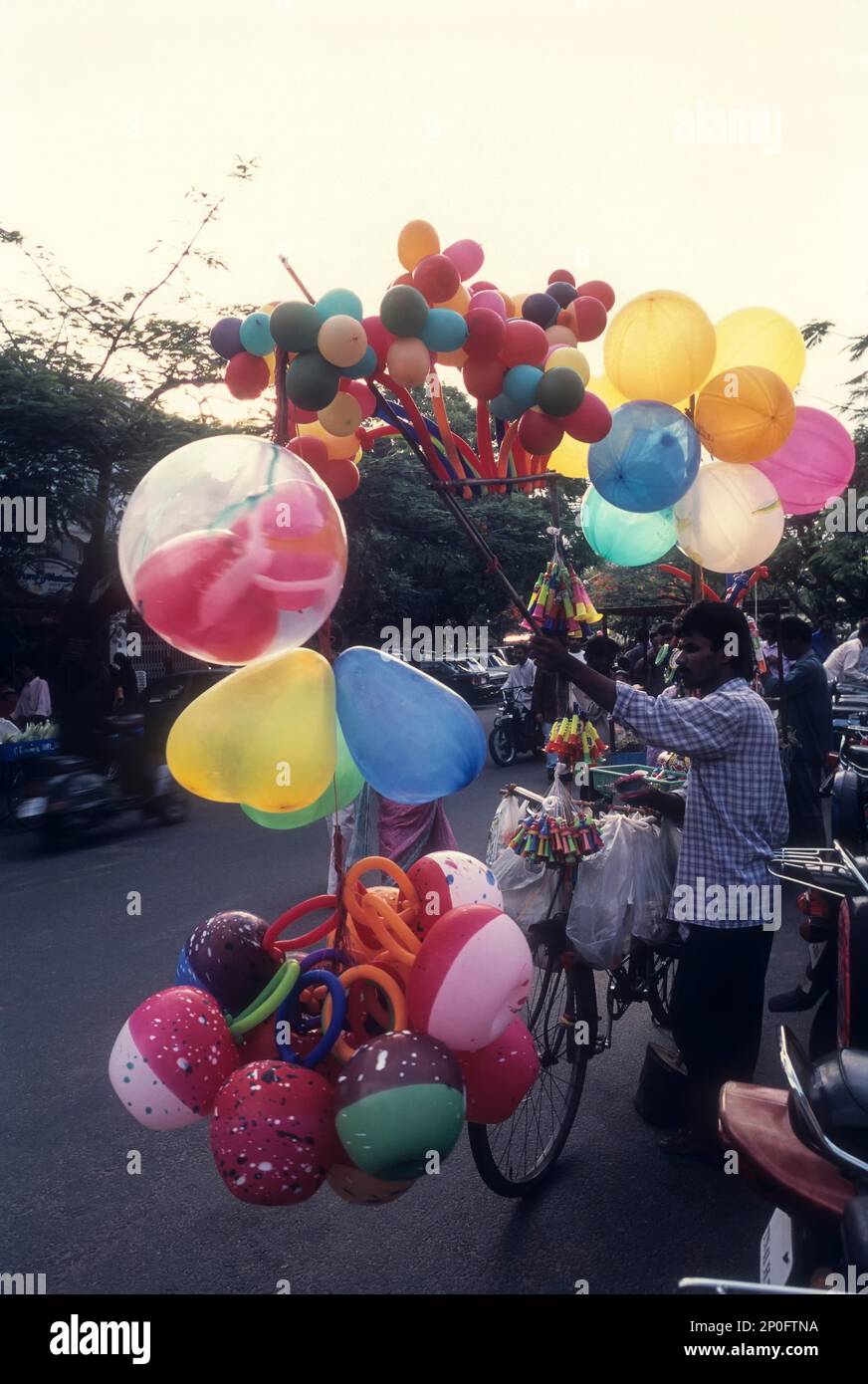 Ein traditioneller Ballonverkäufer, der Ballons vor dem VOC Park, Coimbatore, Tamil Nadu, Indien verkauft Stockfoto