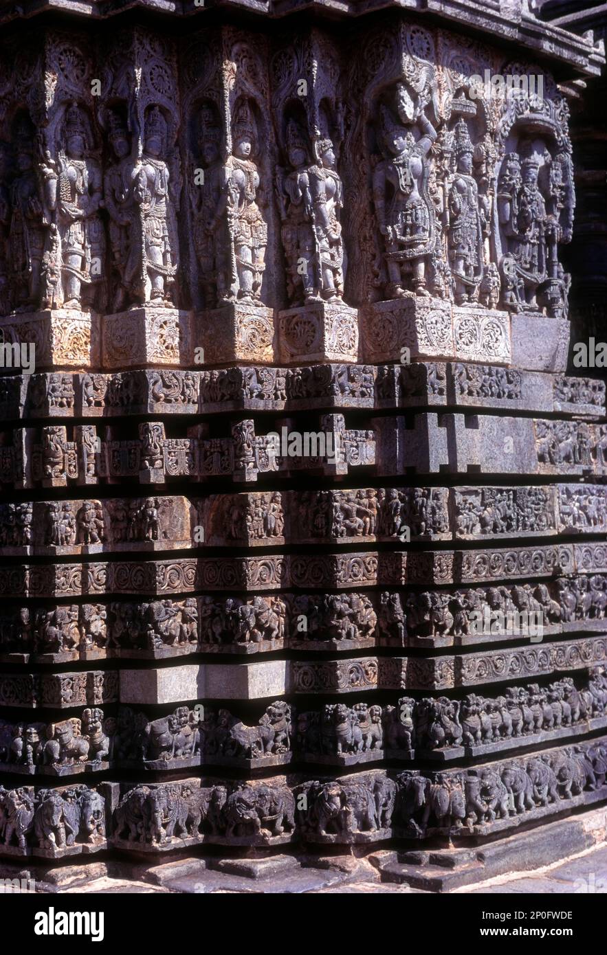 Wunderschön geformter Narrativ Frieze, typisch für Hoysala Art, Halebid, Karnataka, Indien Stockfoto