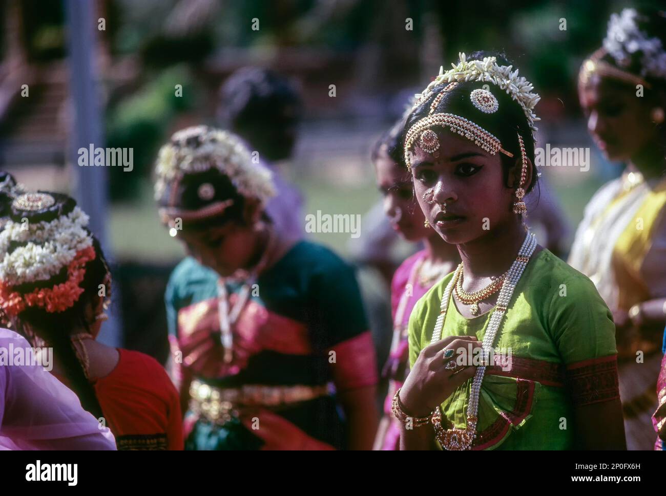 Schüchternheit, Mädchen in Bharatanatyam-Kleid, Kerala, Indien Stockfoto