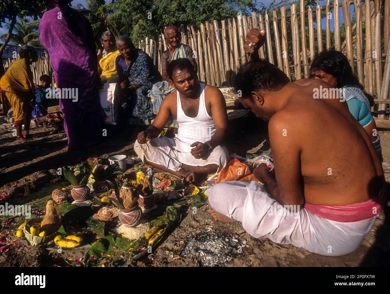 Rituale, Todestag in Agni Thieertham in Rameswaram, Tamil Nadu, Indien Stockfoto