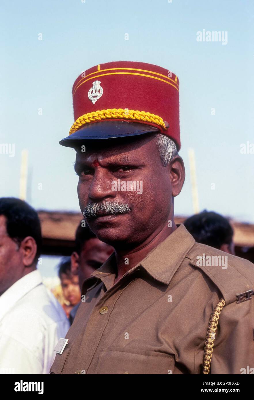 Französischer Einfluss auf die Polizeimütze in Puducherry, Pondicherry, Indien Stockfoto