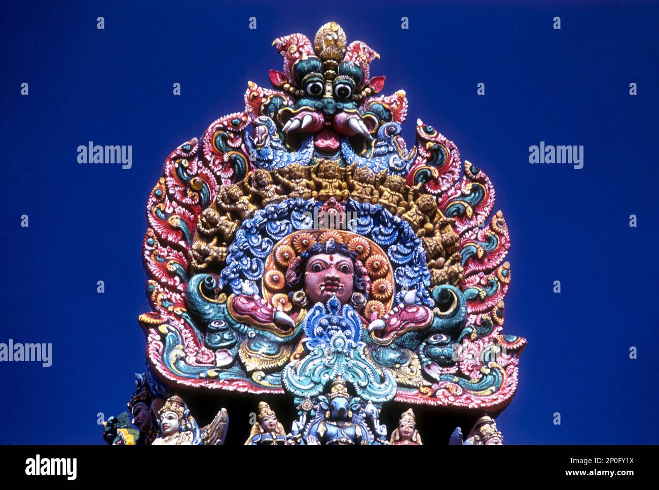 Ein Tempel trägt diese farbenfrohe Skulptur des furchterregenden kali, eine Form von Parvati in kumbakonam, Tamil Nadu, Indien, Asien Stockfoto