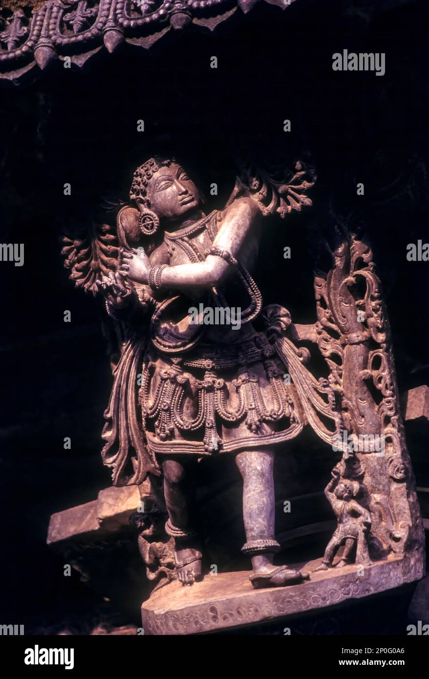 Eine Schönheit mit ihrem Haar Bracket Skulptur im Sri Chennakeshava Tempel Hoysala Tempel in Belur, Karnataka, Südindien, Indien, Asien Stockfoto