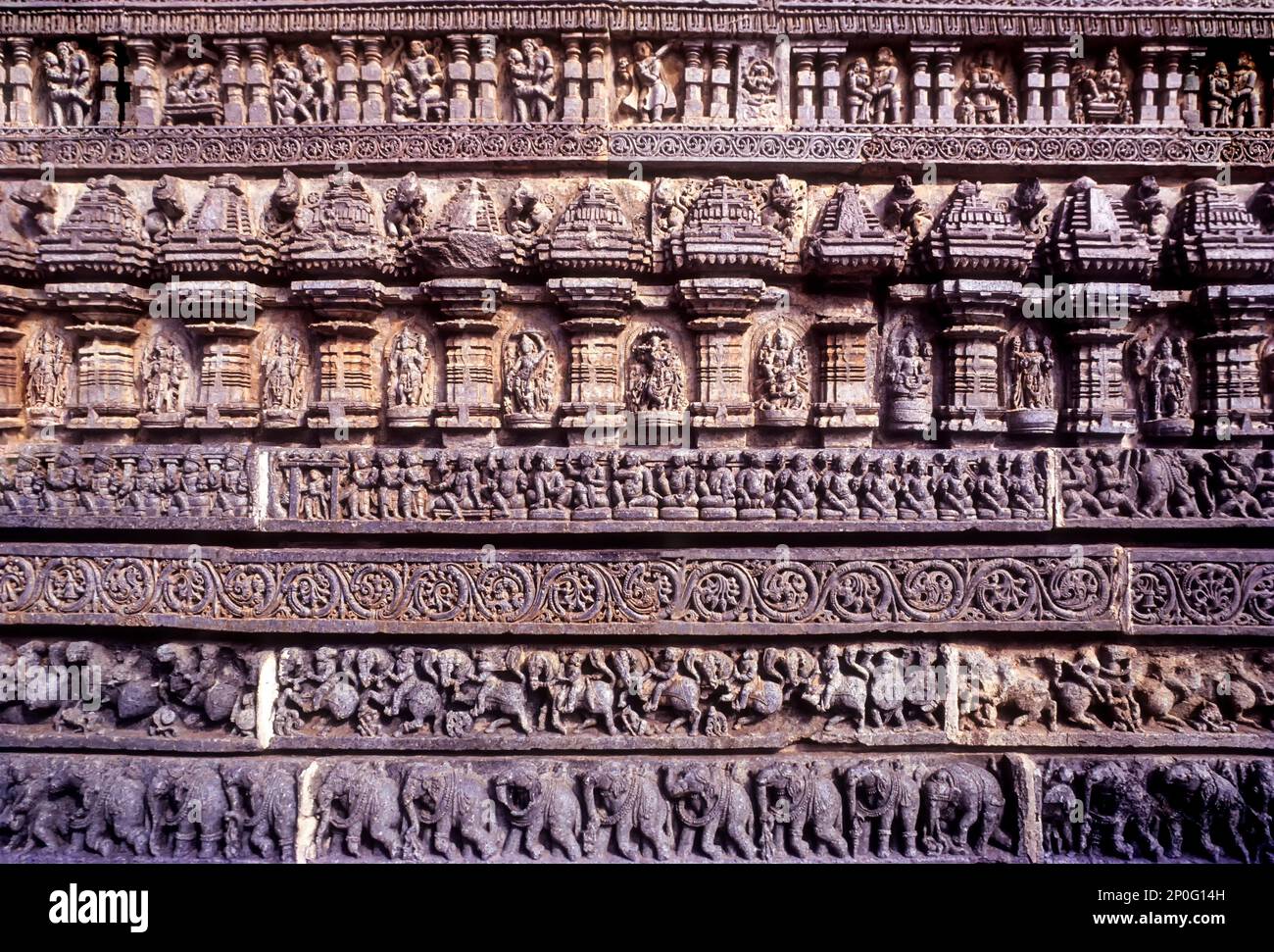 Friese bedecken die Außenwände des Chennakesava Tempels Hoysala-Architektur Somanathapura Somnathpur, Karnataka, Südindien, Indien Stockfoto