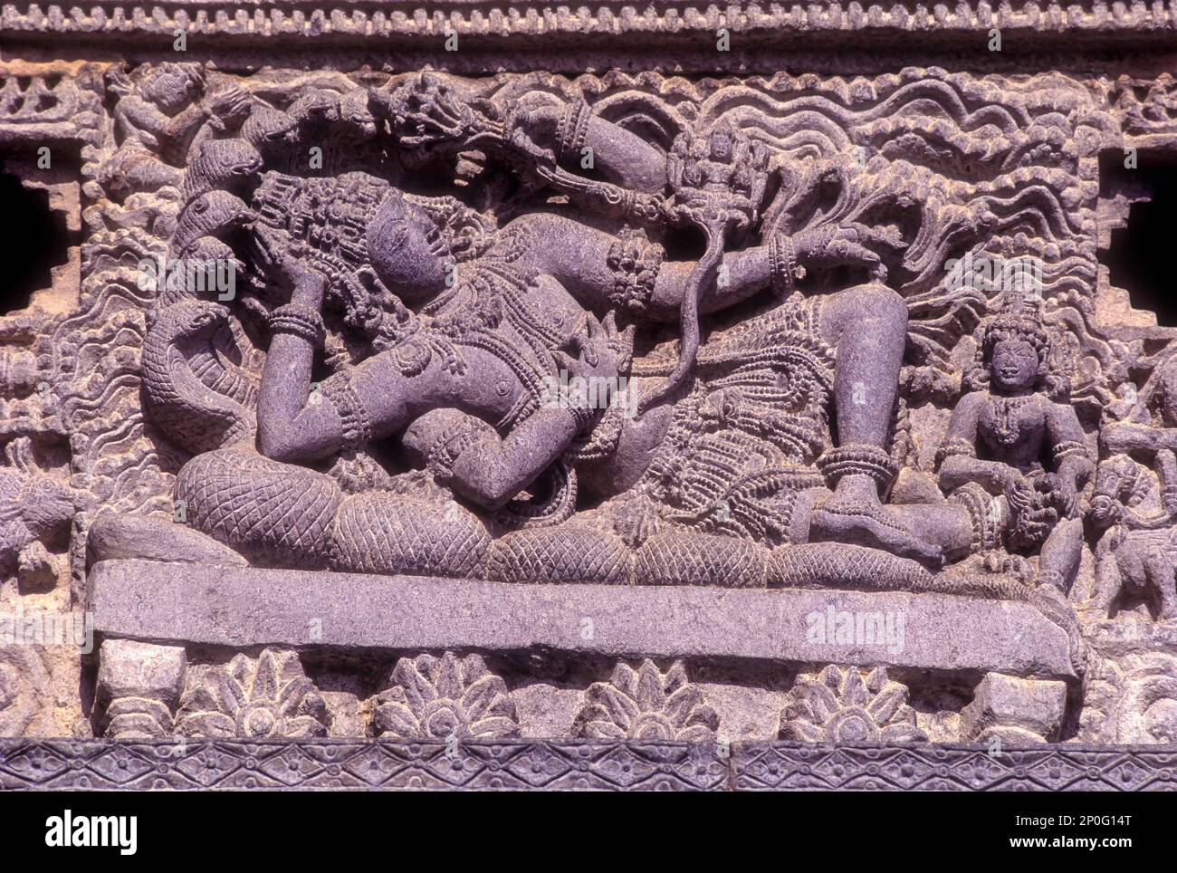 Lord Vishnu liegt auf seiner Schlangencouch, Sri Chennakeshava Tempel, Hoysala Tempel in Belur, Karnataka, Südindien, Indien, Asien. 12. Jahrhundert Stockfoto