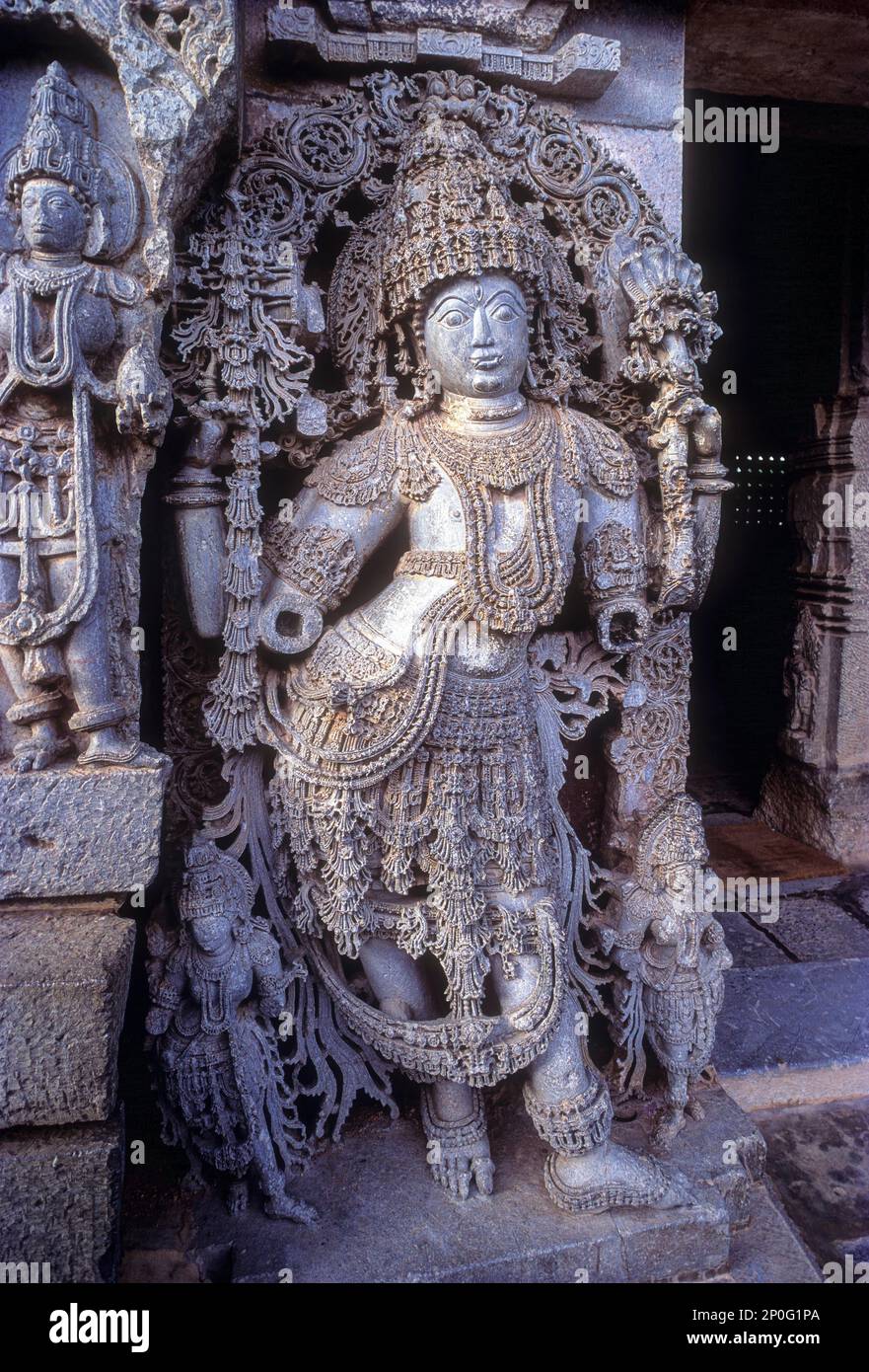 Türsteher aus dem 12. Jahrhundert in Dwarapalaka, voll verziert im Hoysaleswara-Tempel in Halebid Halebidu, Karnataka, Südindien, Indien, Asien Stockfoto