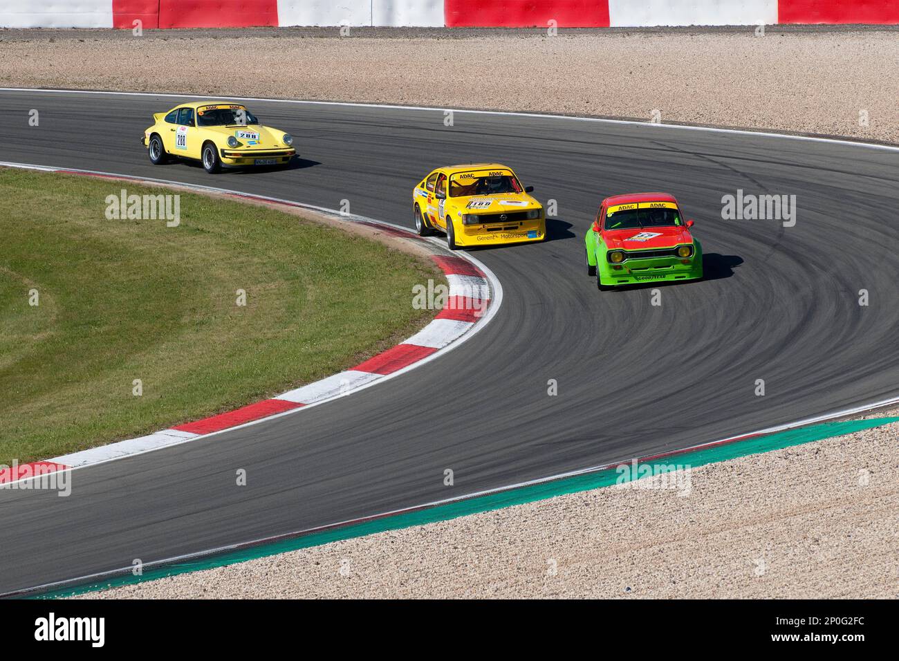 Ford Escort RS 2000, Opel Kadett Coupe, Porsche 911, Rennstrecke Nuerburgring, 24h Classic, Kurven, Curbes, Schienen, Rennstrecke, Strecke, Kurve, rutscht Stockfoto