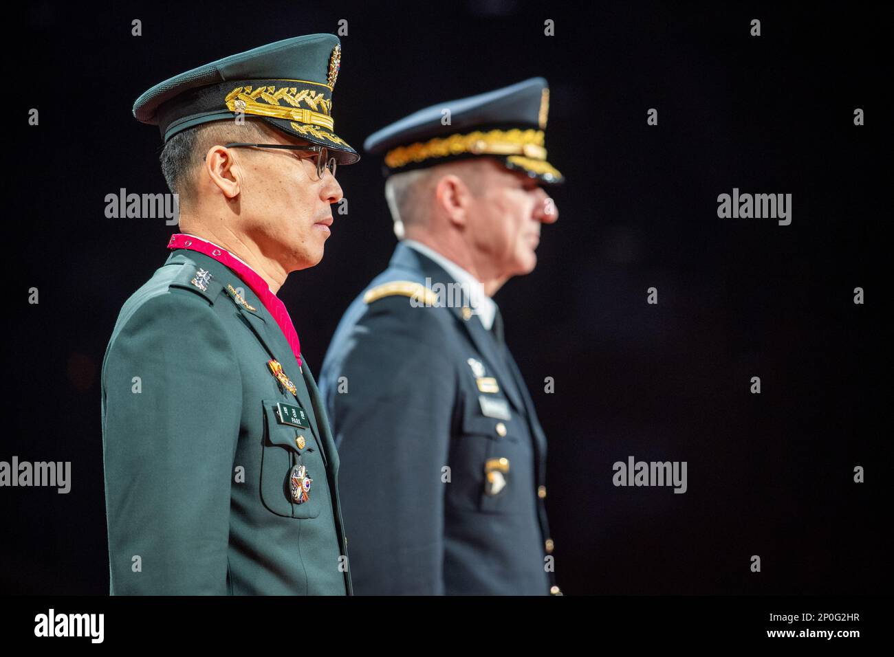 Stabschef der USA Army General James McConville veranstaltet am 25. Januar 2023 in der Conmy Hall auf der gemeinsamen Basis Myer-Henderson Hall, Virginia, eine Ankunftszeremonie mit voller Auszeichnung für den Stabschef der Republik Korea Army General Park Jeong Hwan. Während der Zeremonie verlieh General McConville General Park die Legion of Merit, den Grad Commander. Stockfoto