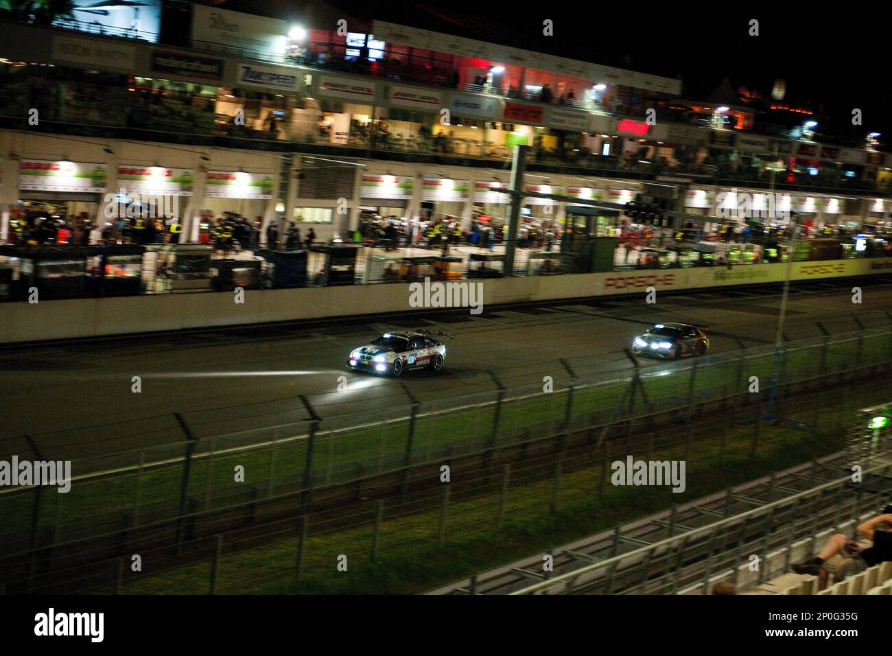 BMW M3 CSL, Nuerburgring, Rennstrecke bei Nacht, Rennwagen passieren Boxengasse mit hoher Geschwindigkeit, Top Gear, Rennen, Nachtsicht, Eifel, Rheinland-Palatin Stockfoto