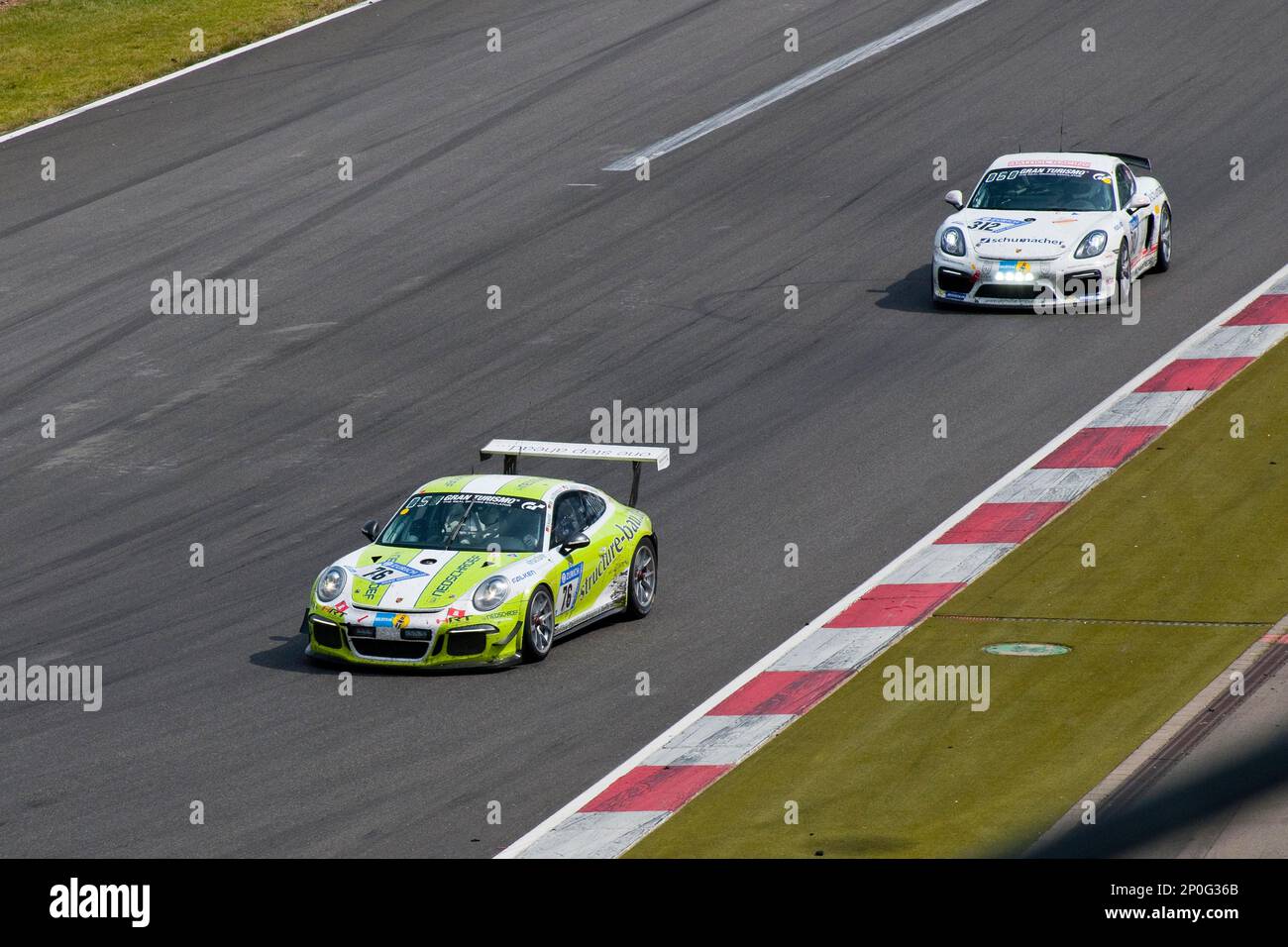 Porsche 911 GT3 Cup HRT R, Porsche Cayman GT4 Clubsport, Nuerburgring, 24h Nuerburgring, Motorsport, Kurven, Vorhänge, Rennen, Top-Gang, hohe Geschwindigkeit Stockfoto