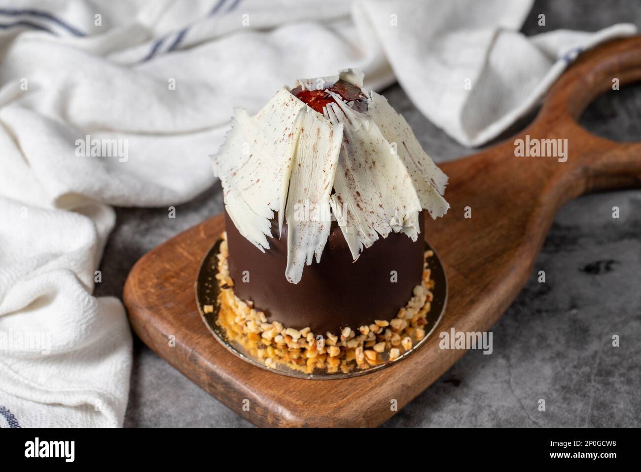 Schokolade und Kastanienkuchen. Köstlicher Kuchen auf dunklem Hintergrund Stockfoto