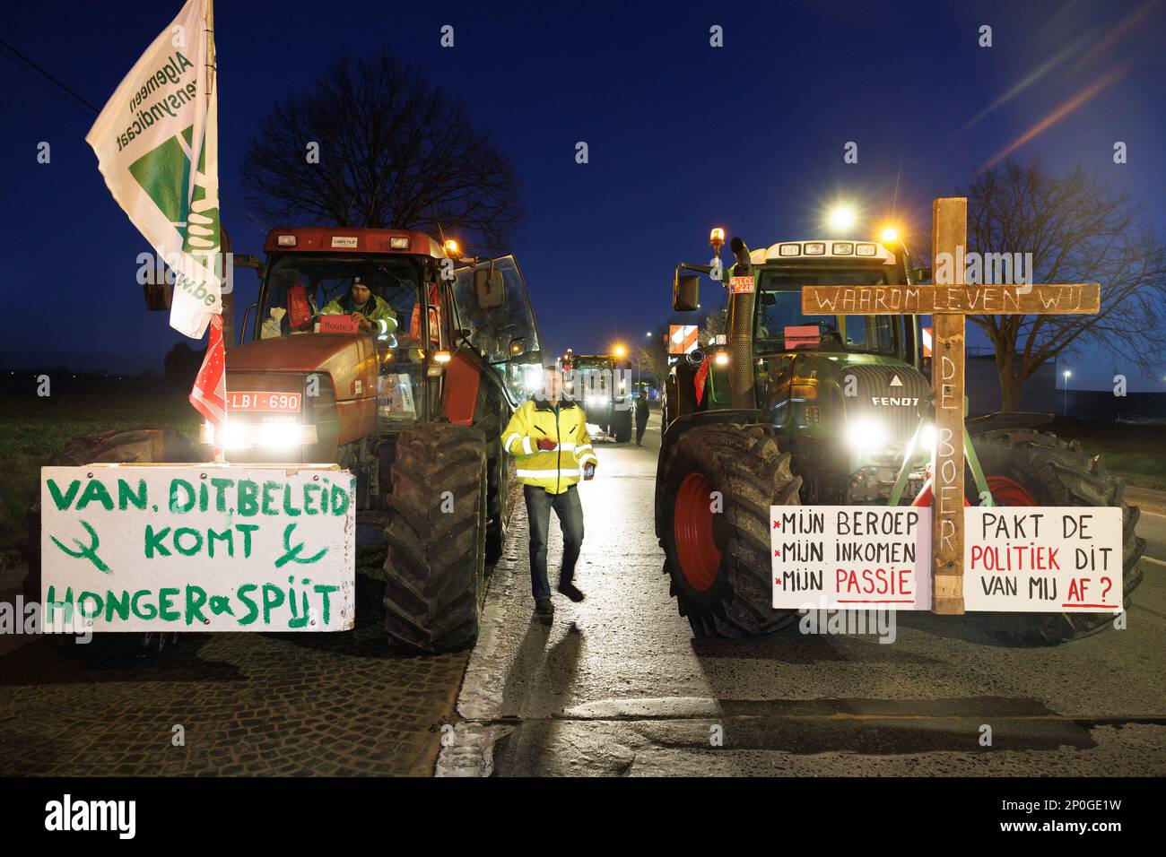 Brüssel, Den 03. März 2023 Das Schaubild zeigt, wie flämische Landwirte sich am Freitag, den 03. März 2023, in Torhout versammeln, um mit ihren Traktoren nach Brüssel zu fahren und gegen die vorgeschlagenen neuen Vorschriften zur Senkung der Stickstoffemissionen zu protestieren. Die flämische Regierung diskutiert über Maßnahmen zur Verringerung der Emissionen der Industrie und des Agrarsektors. BELGA FOTO KURT DESPLENTER Stockfoto