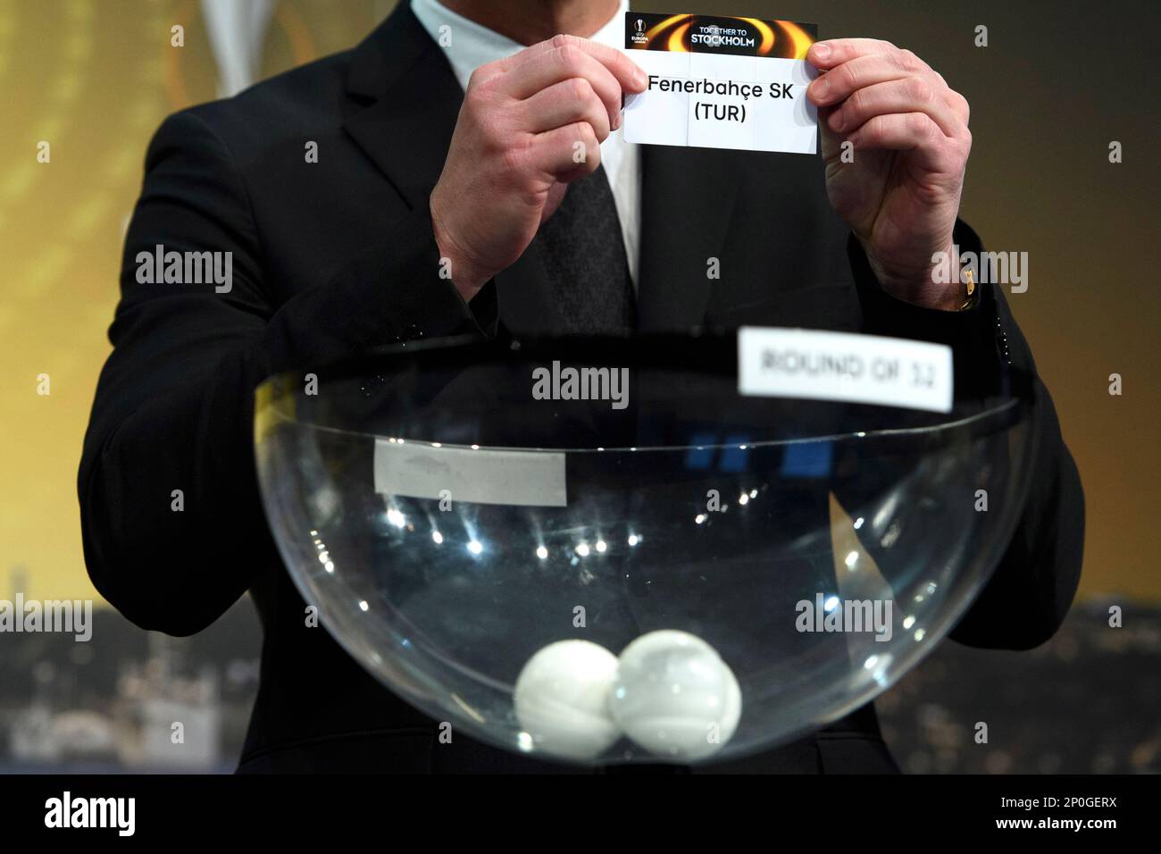 Former Swedish soccer player Patrik Andersson shows a ticket of Turkish soccer club Fenerbahce SK, during the draw of the Round of 32 of the Europa League 2016/17, at the UEFA Headquarters in Nyon, Switzerland, on Monday, Dec. 12, 2016. (Laurent Gillieron/Keystone via AP) Stockfoto
