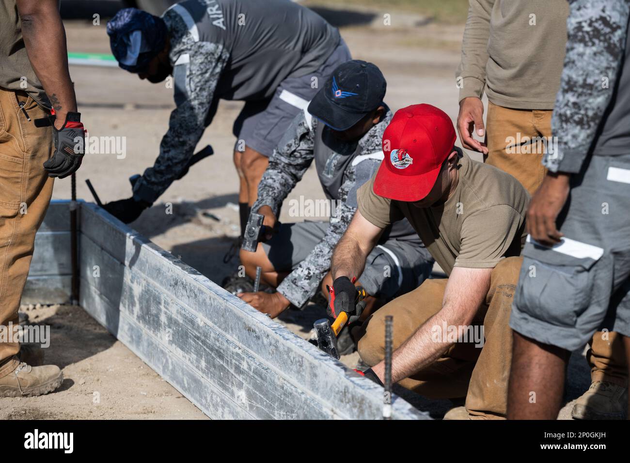 USA Air Force Staff Sgt. Derek Taft, 819. RED HORSE Squadron Pflaster und Ausrüstung, baut Formulare mit seinen philippinischen Air Force Pendants zusammen, um Beton auf dem Basa Air Base, Philippinen, 25. Januar 2023 zu gießen. Die 819. ROTPFERDE-Staffel aus dem Luftwaffenstützpunkt Malmstrom, Montana, reisten auf die Philippinen und arbeiteten zusammen mit ihren Pendants bei einer Feldschulung, die vom 23. Januar bis 3. Februar stattfand. Stockfoto