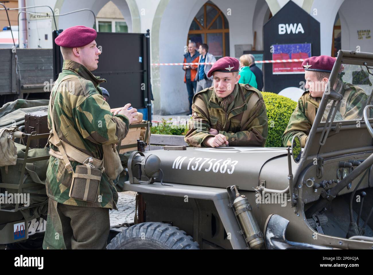 Nachspieler in Britischen Armee-Fallschirm-Regiment-Uniformen vor der Nachstellung der Schlacht von WW2, Rathausplatz in Jelenia Góra, Niederschlesien, Polen Stockfoto