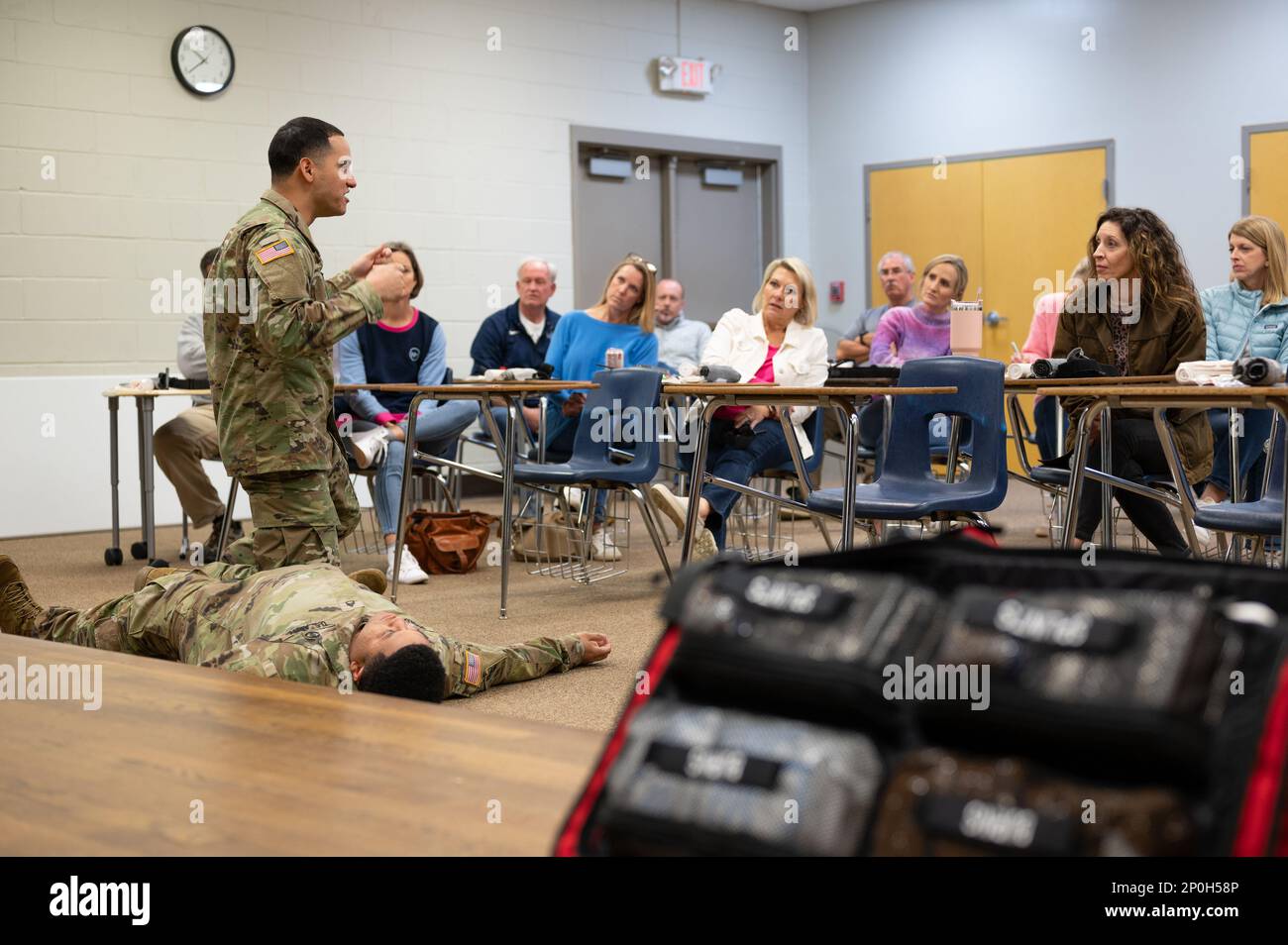 Cpt. Japhet Rodriguez, ein Assistenzarzt im Hauptquartier und im Hauptquartier-Bataillon, USA Army Central, lehrt lebensrettende Techniken während des ersten-Hilfe-Trainings mit Wilson Hall Dozenten am 13. Januar 2023 in Sumter, S.C. Die Ausbildung half beim Aufbau von Beziehungen zur lokalen Gemeinschaft und bot ein effektives Hilfsmittel bei medizinischen Verletzungen. Stockfoto