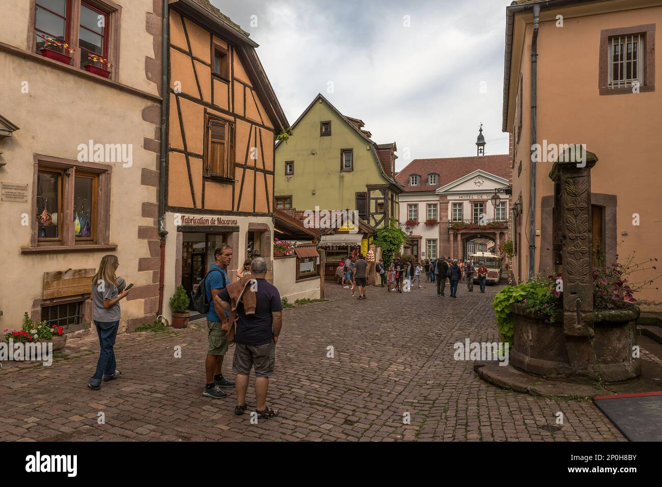 Fußgängerzone im historischen Zentrum der elsässischen Gemeinde Riquewihr Stockfoto