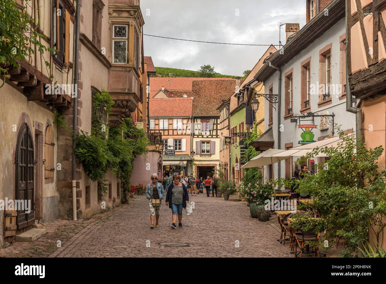 Fußgängerzone im historischen Zentrum der elsässischen Gemeinde Riquewihr Stockfoto