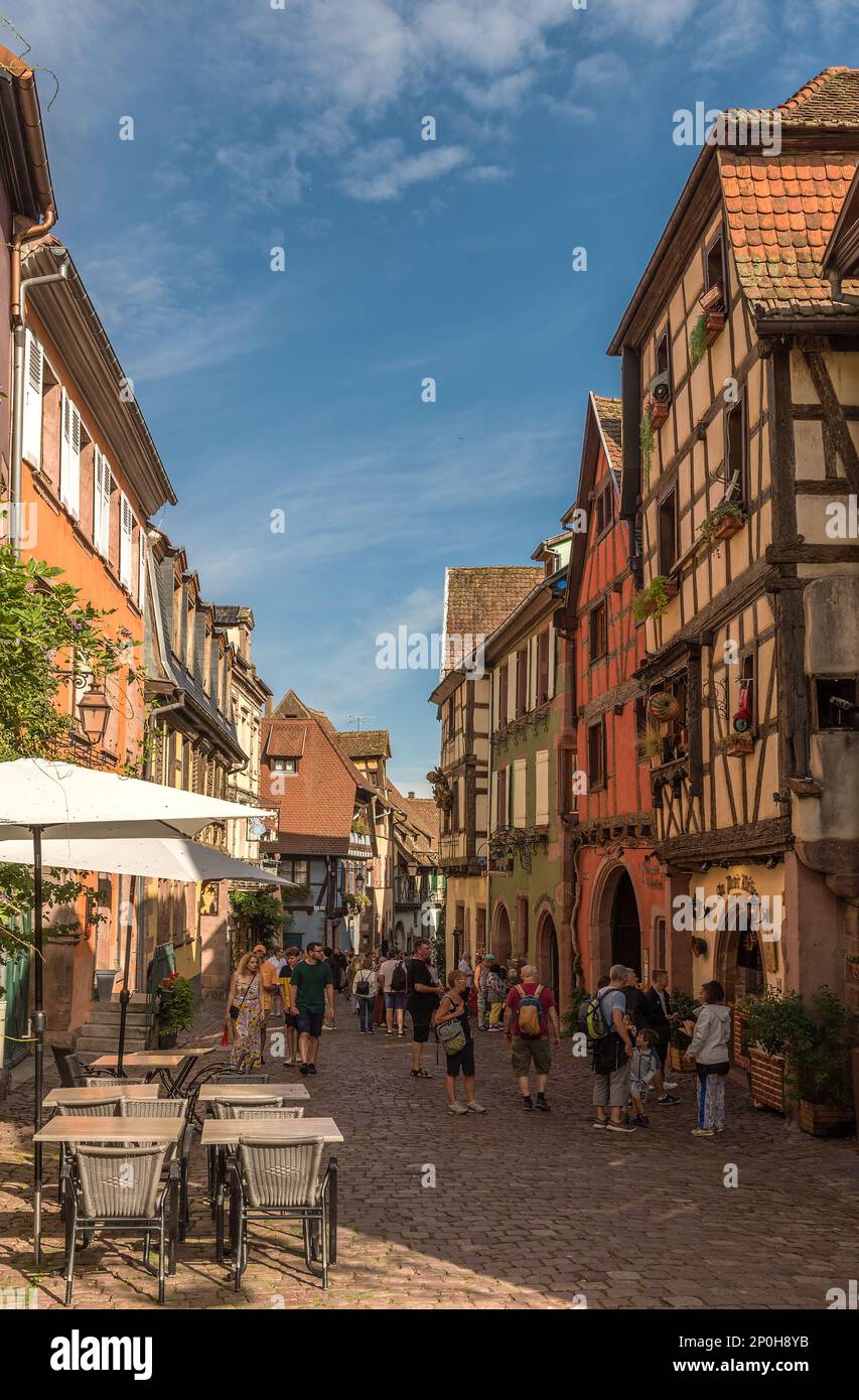 Fußgängerzone im historischen Zentrum der elsässischen Gemeinde Riquewihr Stockfoto