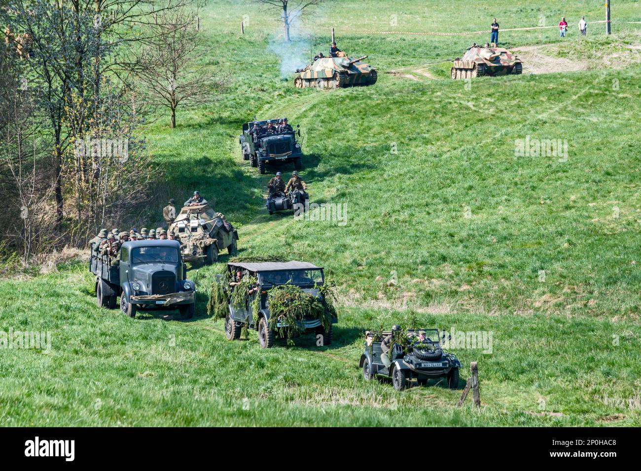 Deutscher Fahrzeugkonvoi, bei der Nachstellung der Schlacht von WW2, Jelenia Gora, Niederschlesien, Polen Stockfoto